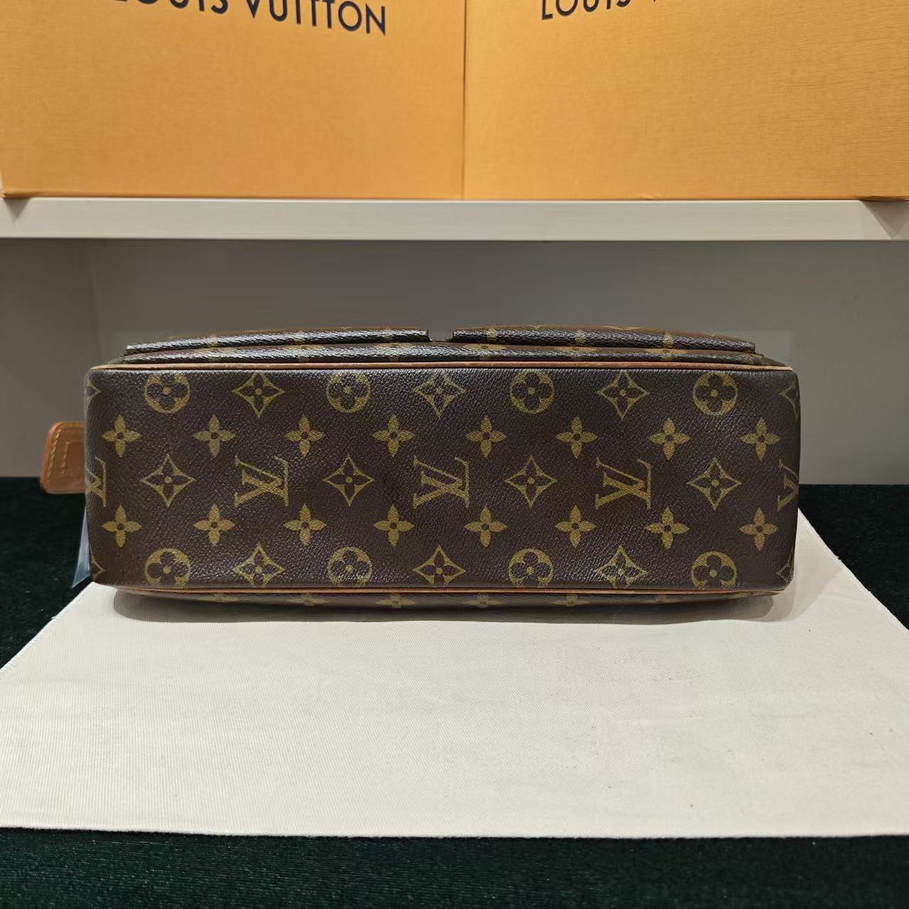 Louis Vuitton - Camel Medium Shoulder Bag - Monogram coated canvas with natural cowhide leather trim - Brown - (Medium)