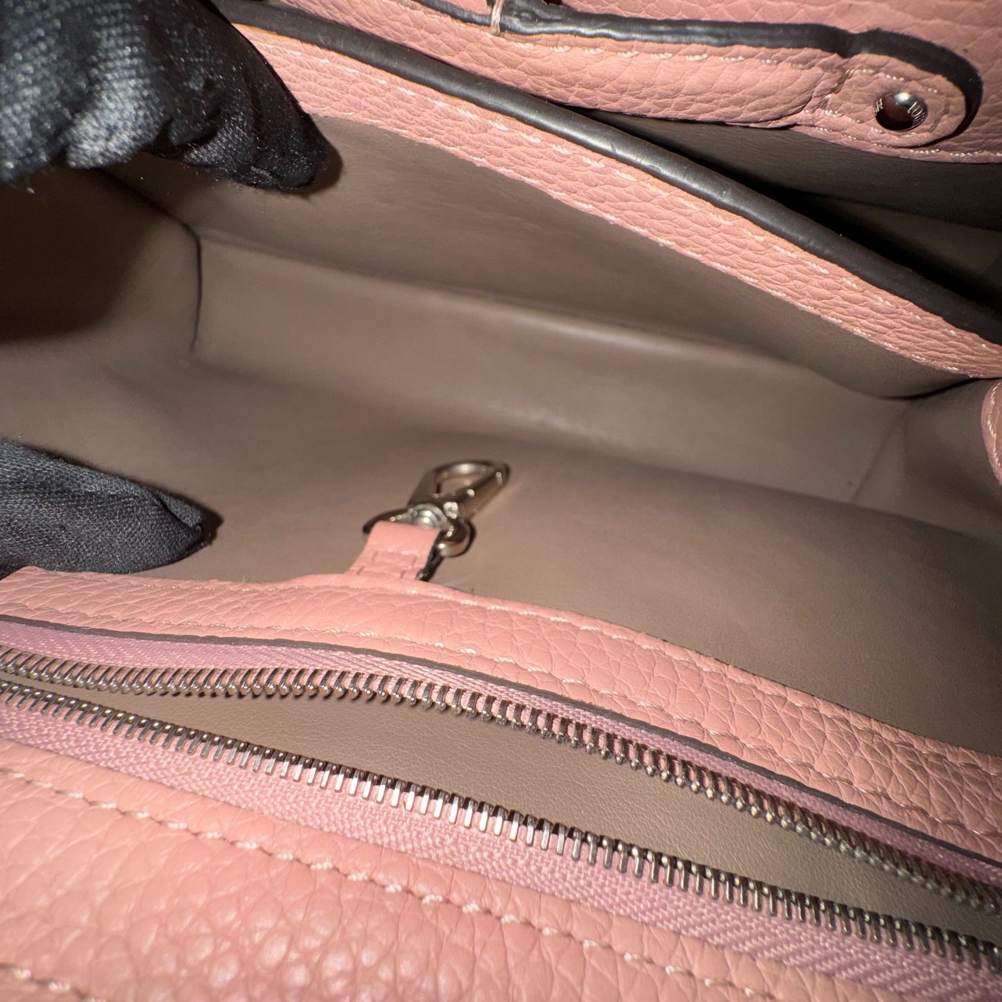 Louis Vuitton - Capucines - Leather - Pink