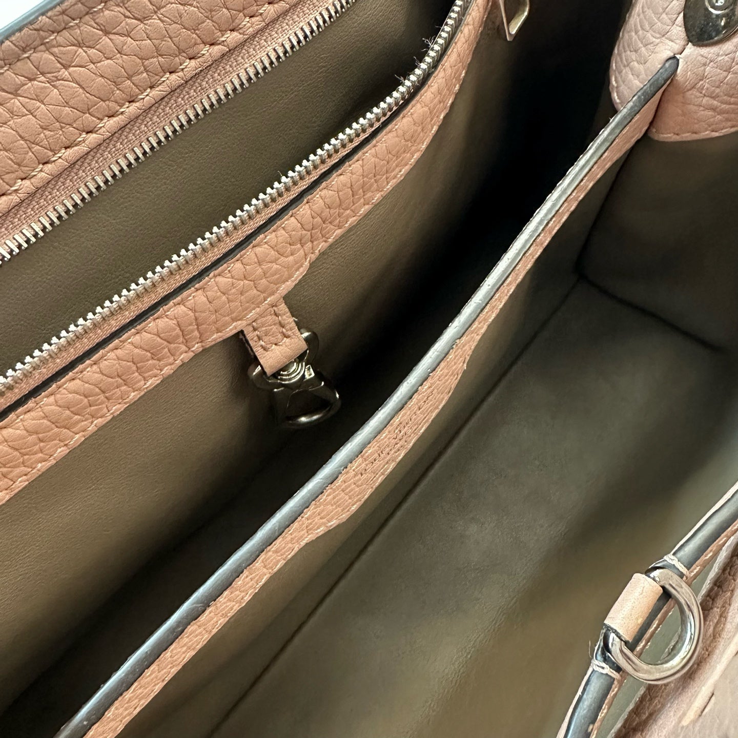 Louis Vuitton - Capucines - Leather - Pink