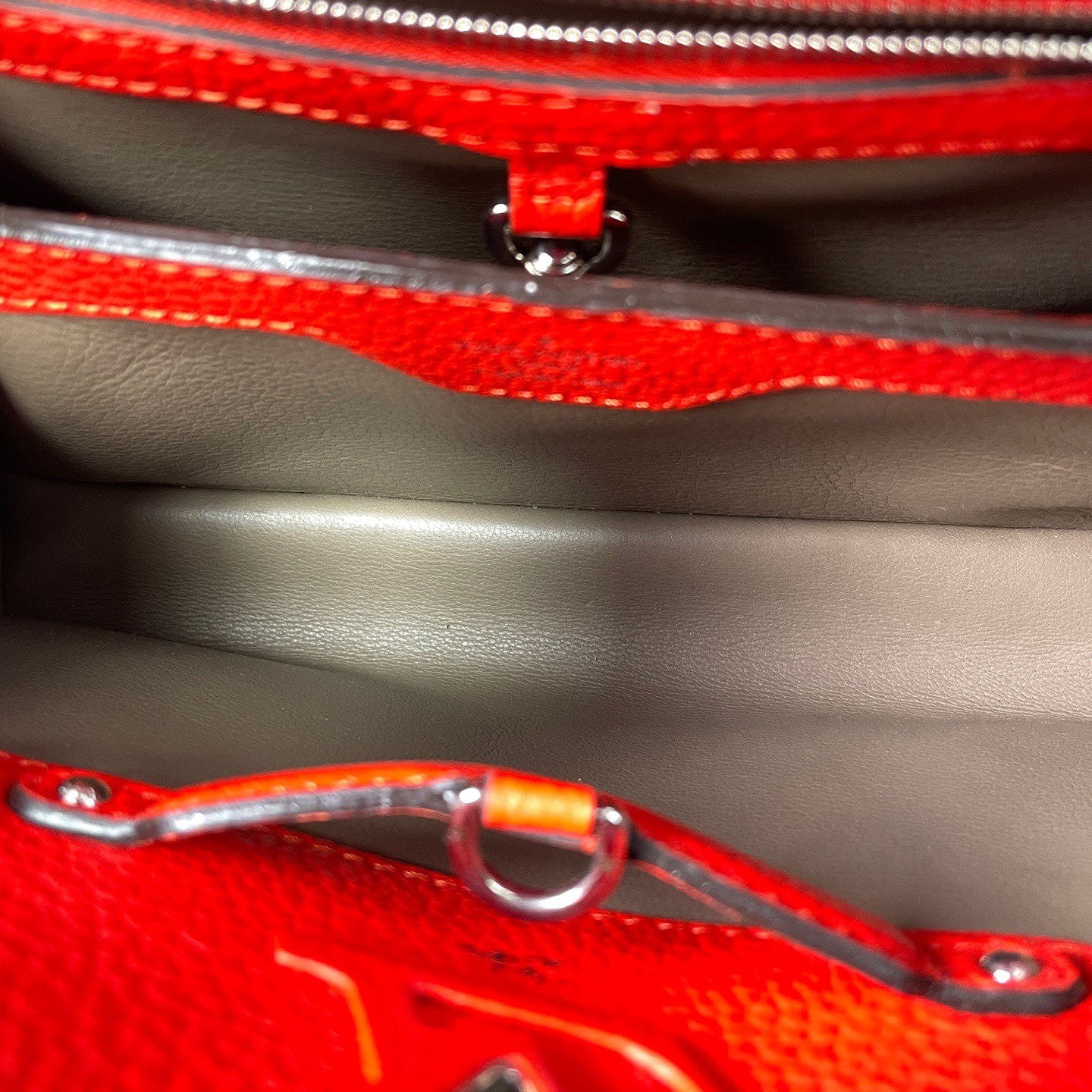 Louis Vuitton - Capucines BB - Grained cowhide leather - Red with Silver-Tone Hardware - (Small)