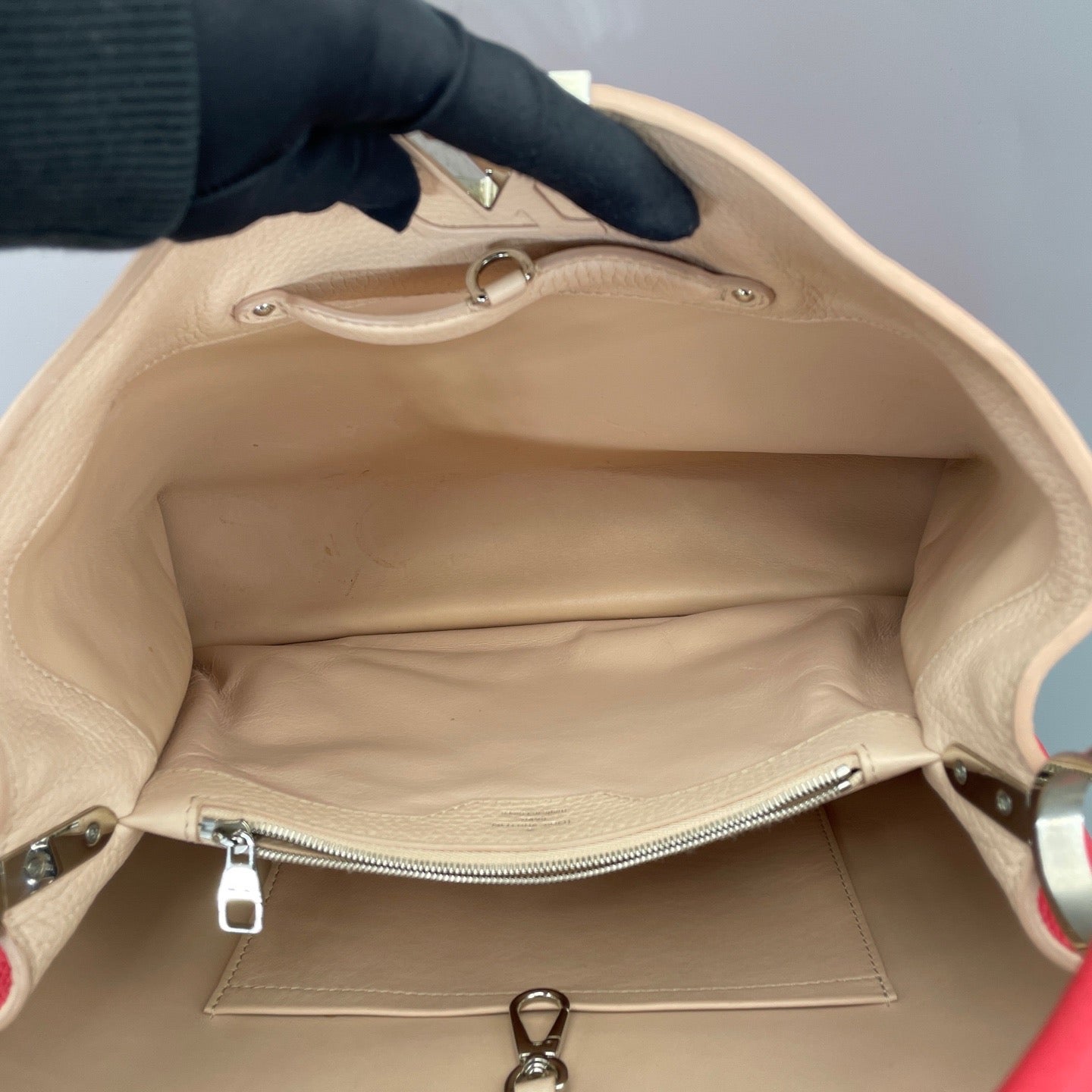 Louis Vuitton - Capucines GM - Grained Taurillon Leather - Rose Red with Silver-Tone Hardware - (large)