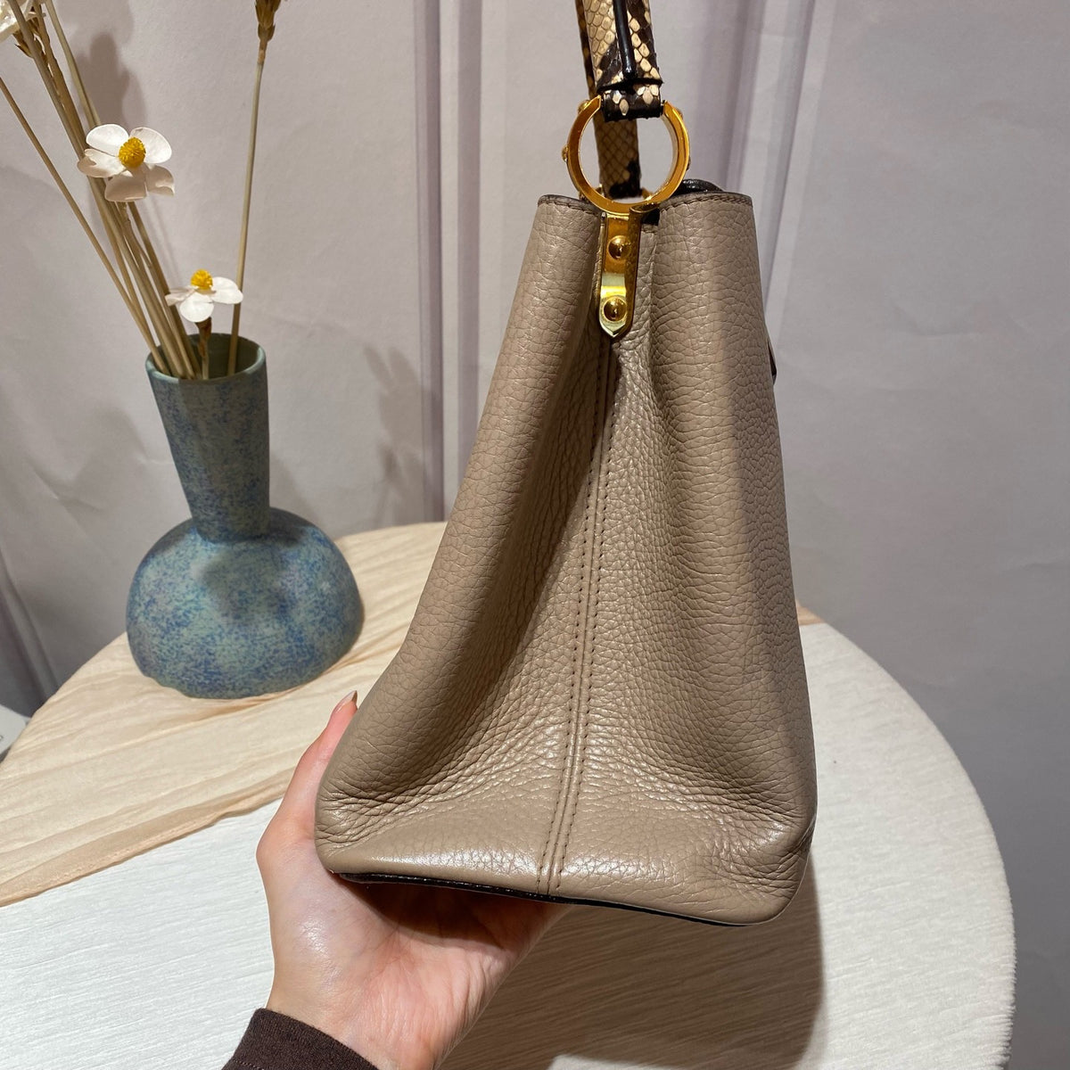Louis Vuitton - Capucines Large - Leather - Grey - (large)