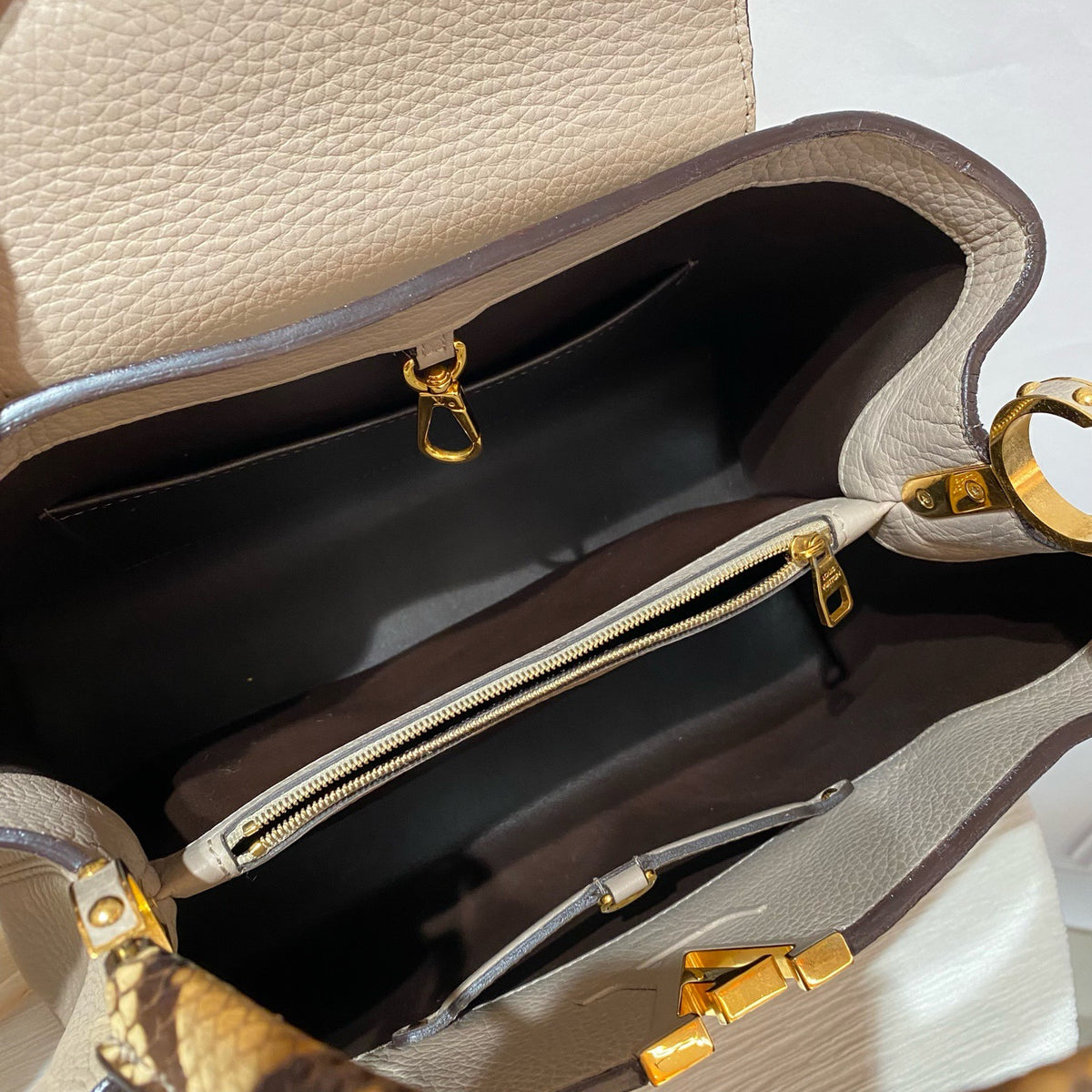 Louis Vuitton - Capucines Large - Leather - Grey - (large)