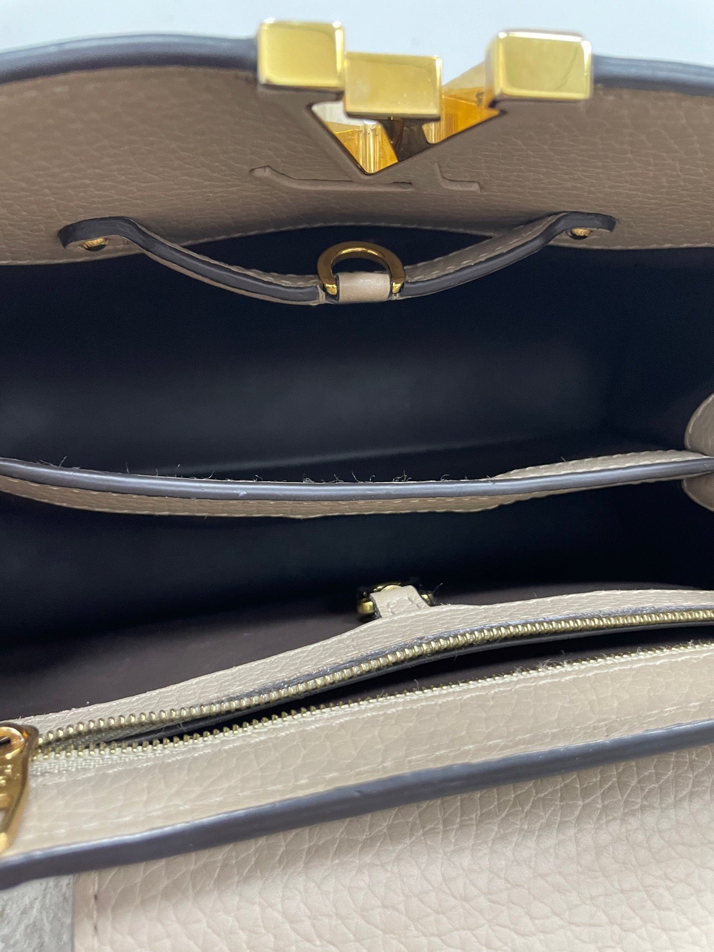 Louis Vuitton - Capucines - Leather - Beige - (medium)