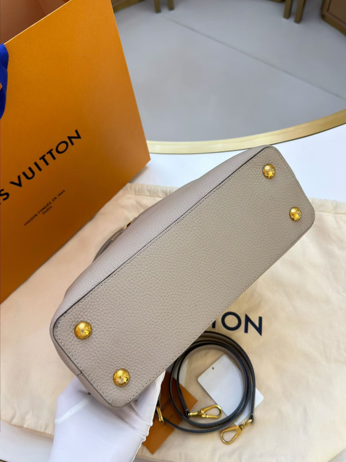 Louis Vuitton - Capucines - Leather - Grey - (medium)
