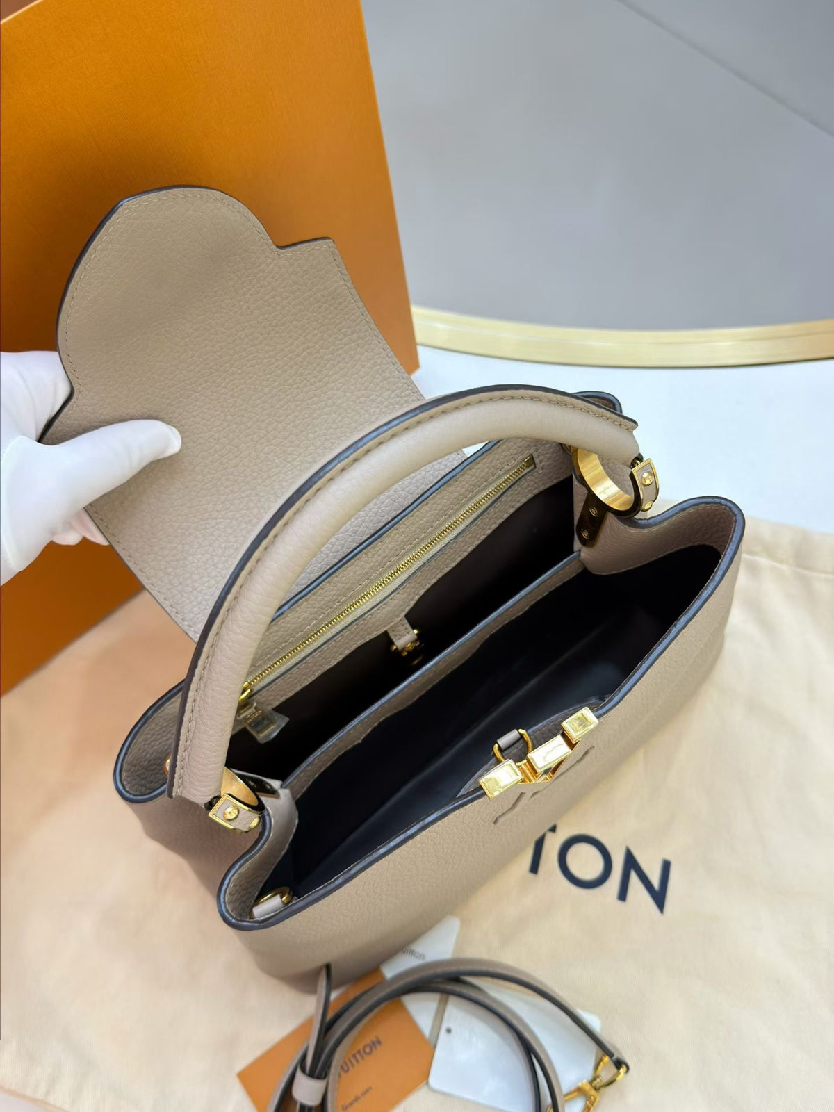 Louis Vuitton - Capucines - Leather - Grey - (medium)
