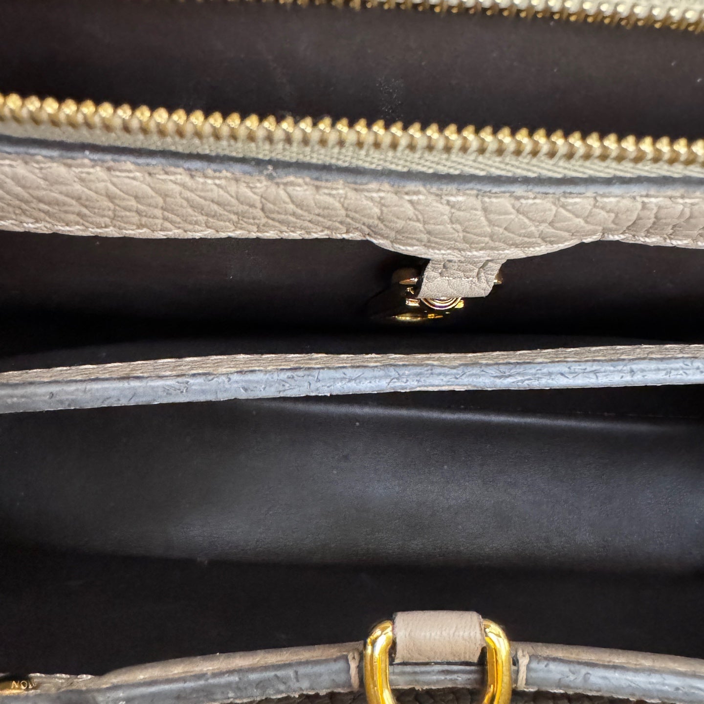 Louis Vuitton - Capucines - Leather - Grey - (Medium)