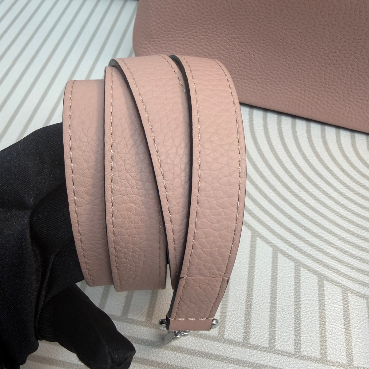 Louis Vuitton - Capucines - Leather - Pink
