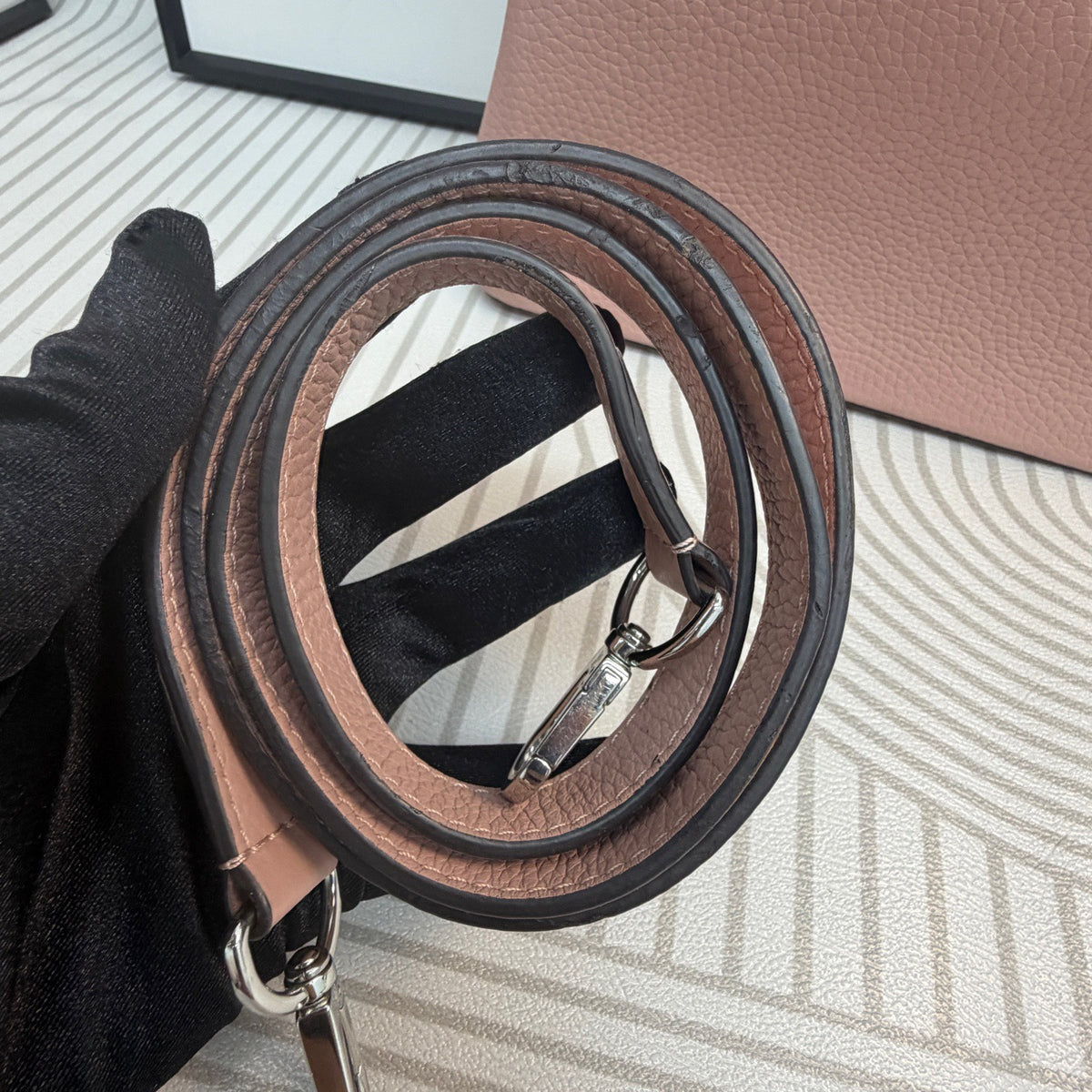 Louis Vuitton - Capucines - Leather - Pink