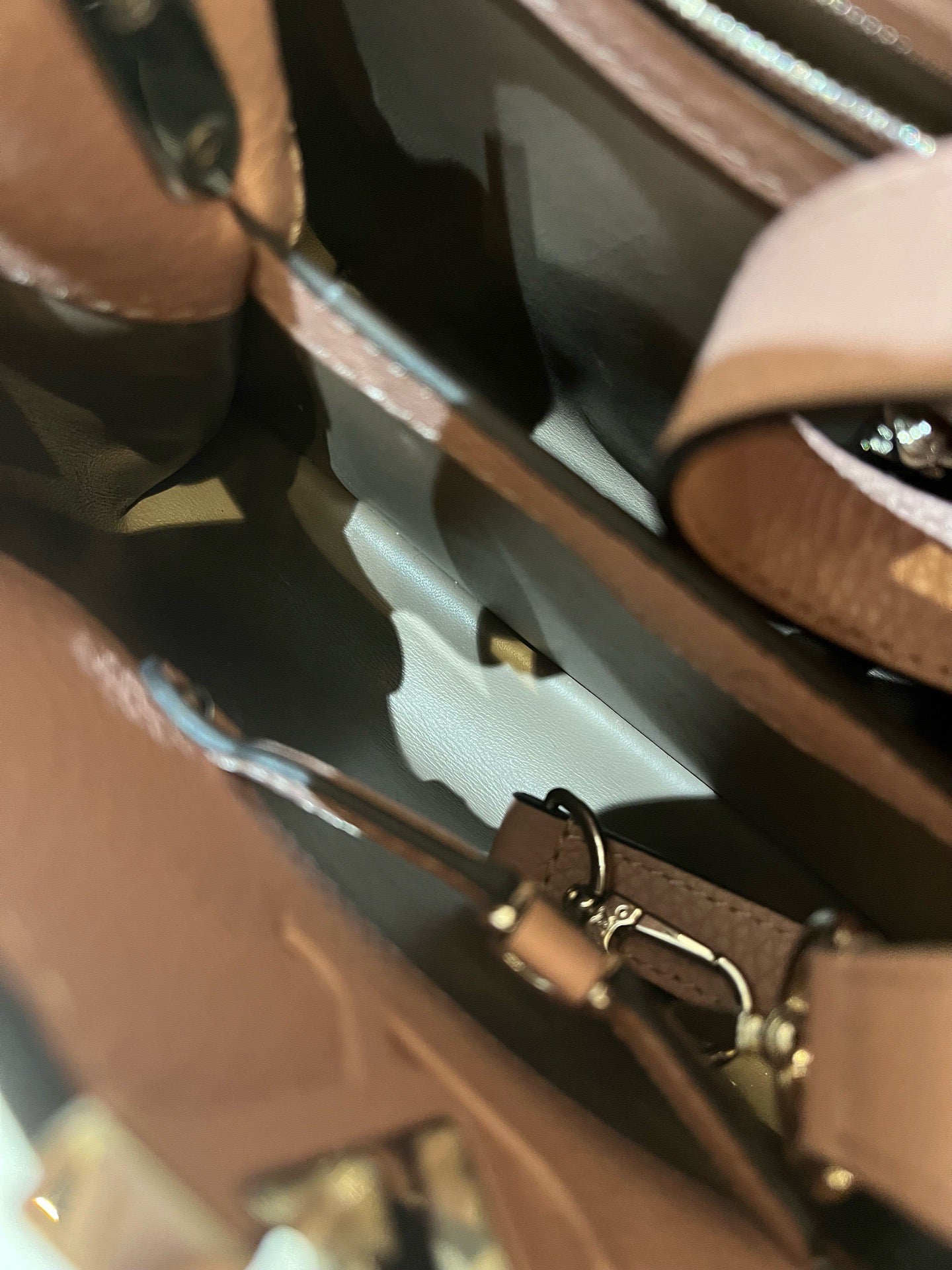 Louis Vuitton - Capucines - Leather - Pink - (medium)