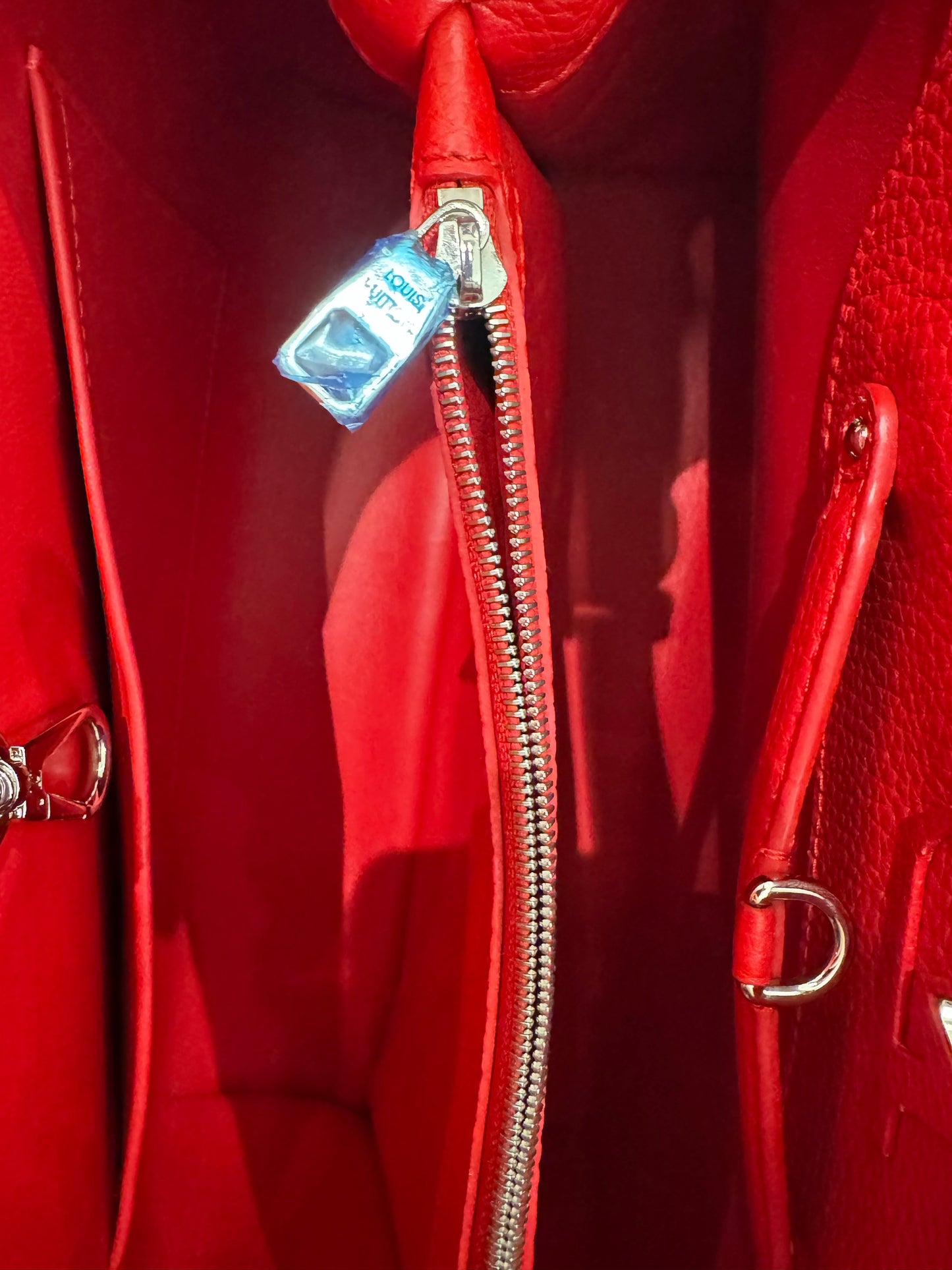 Louis Vuitton - Capucines - Leather - Red - (medium)