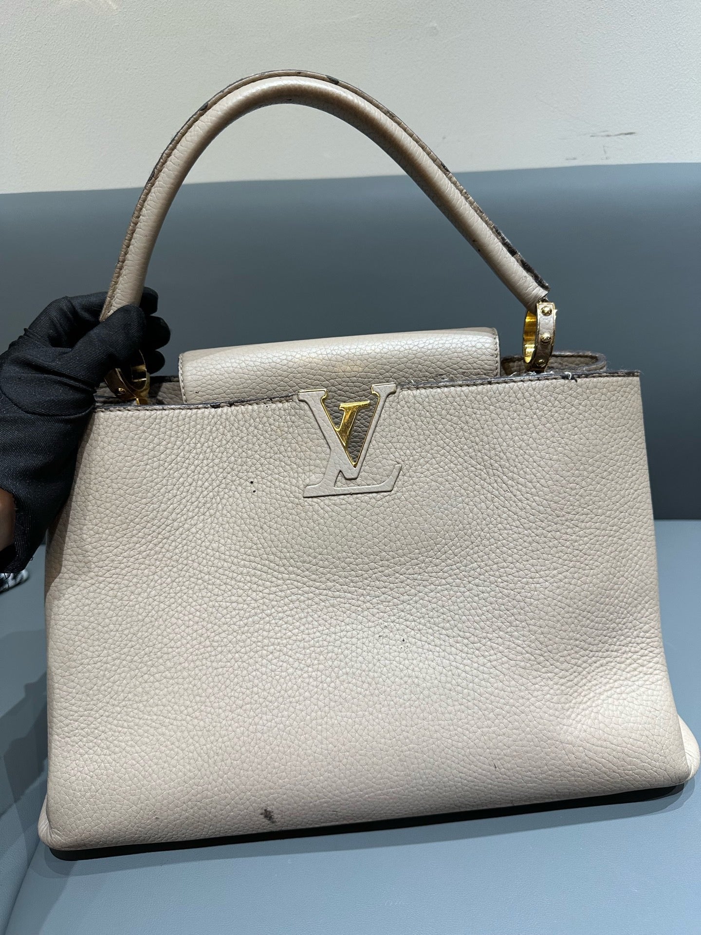 Louis Vuitton - Capucines - Pebbled leather - Elephant Grey with Gold-Tone Hardware - (Large)