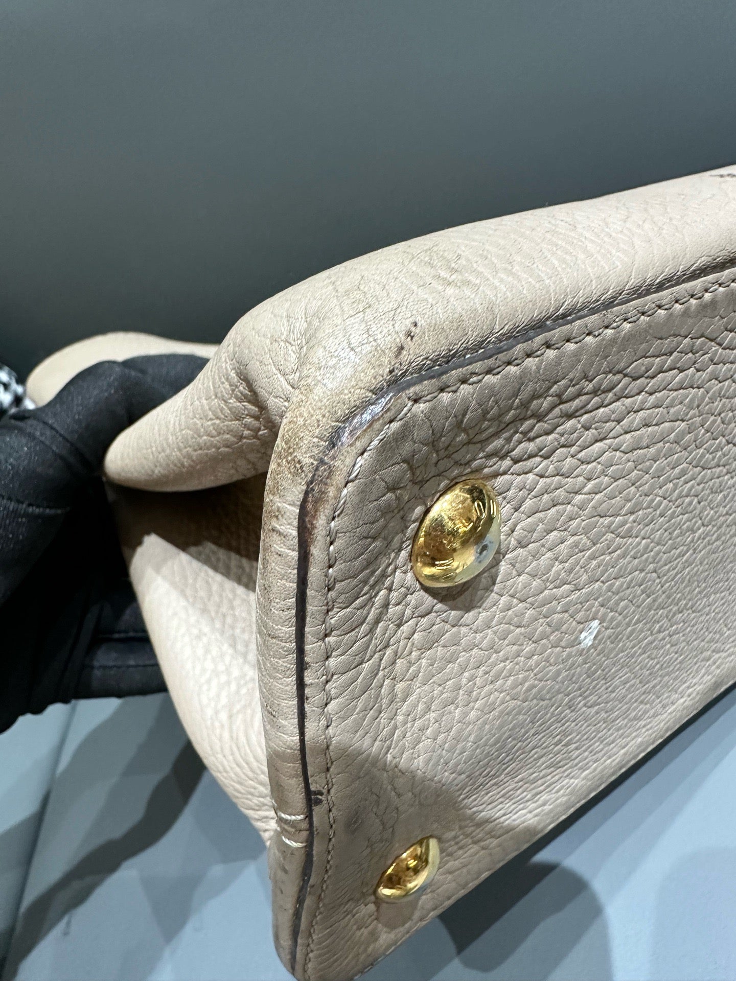 Louis Vuitton - Capucines - Pebbled leather - Elephant Grey with Gold-Tone Hardware - (Large)