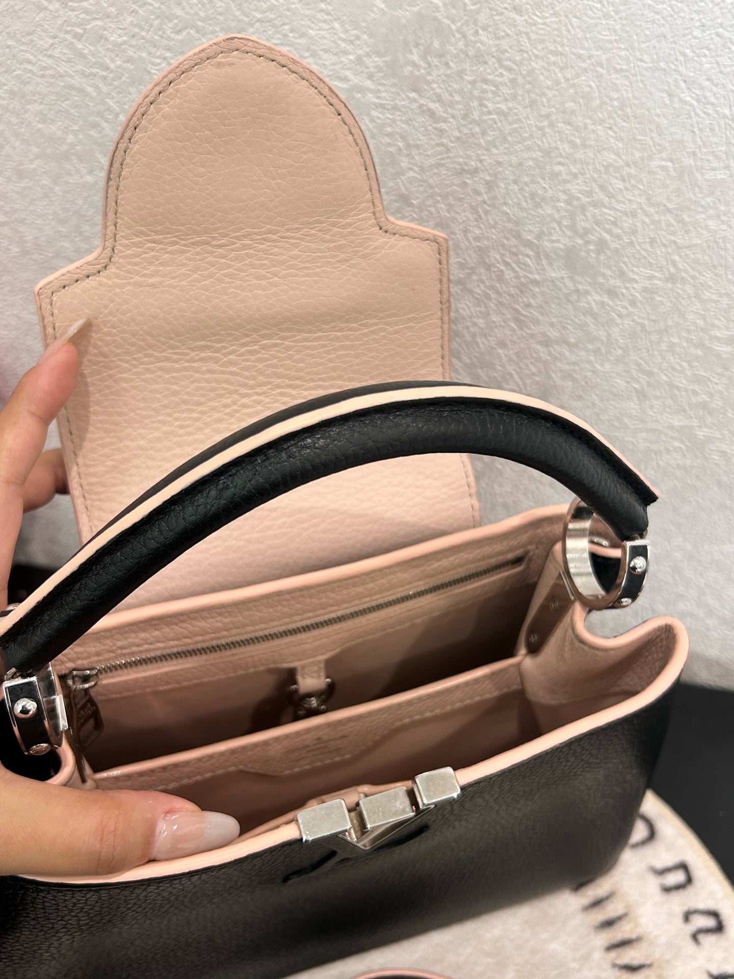 Louis Vuitton - Capucines - Taurillon leather - Black with Pink interior - (Mini)