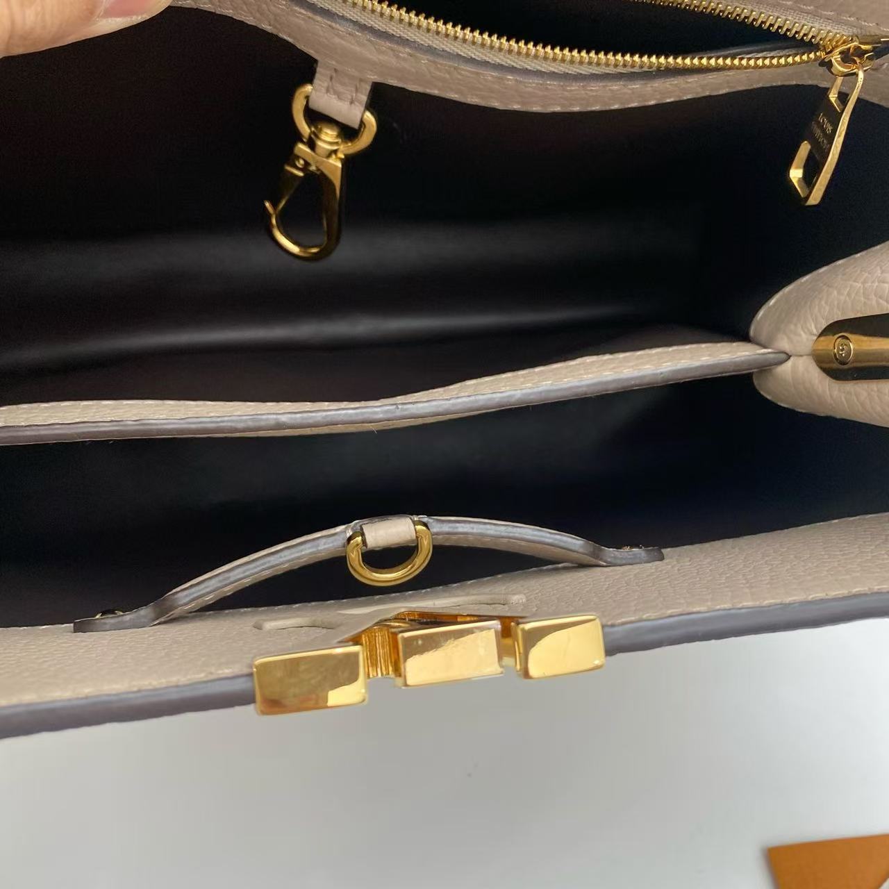 Louis Vuitton - Capucines - Taurillon leather - Grey - (medium)