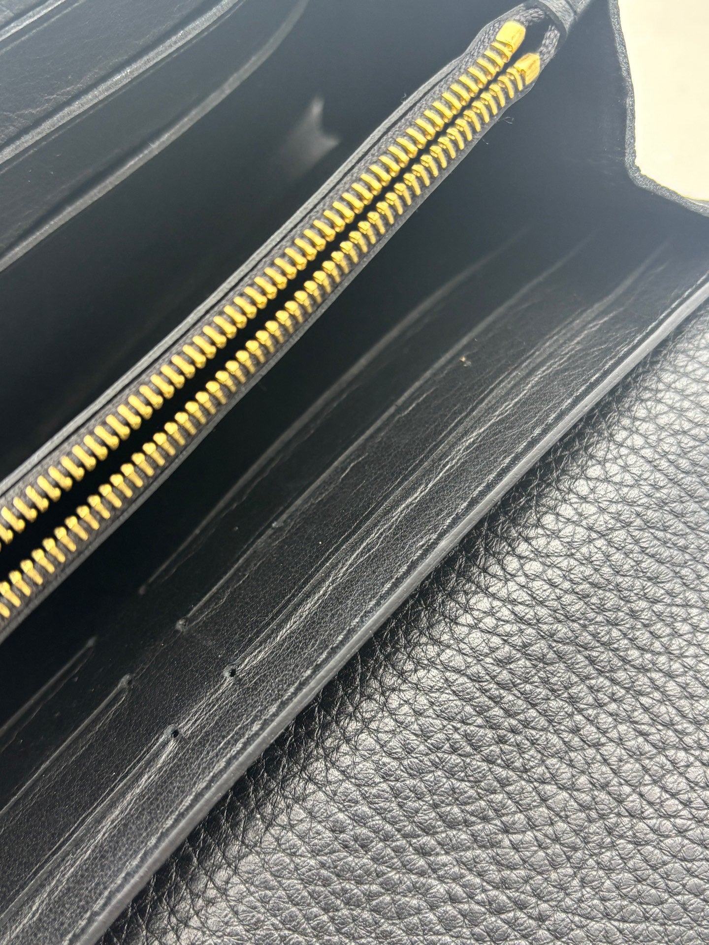 Louis Vuitton - Capucines Wallet - Cowhide leather - Black with Gold-Tone Hardware - (Large)