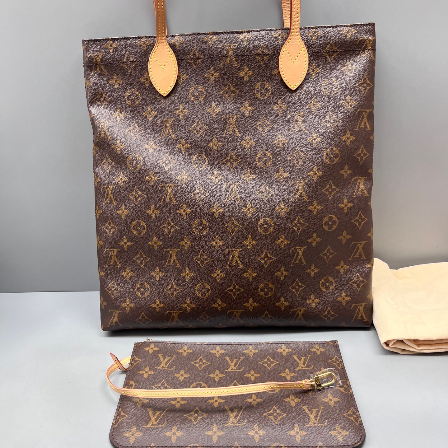 Louis Vuitton - Carry It Tote - Leather - Brown - (Medium)