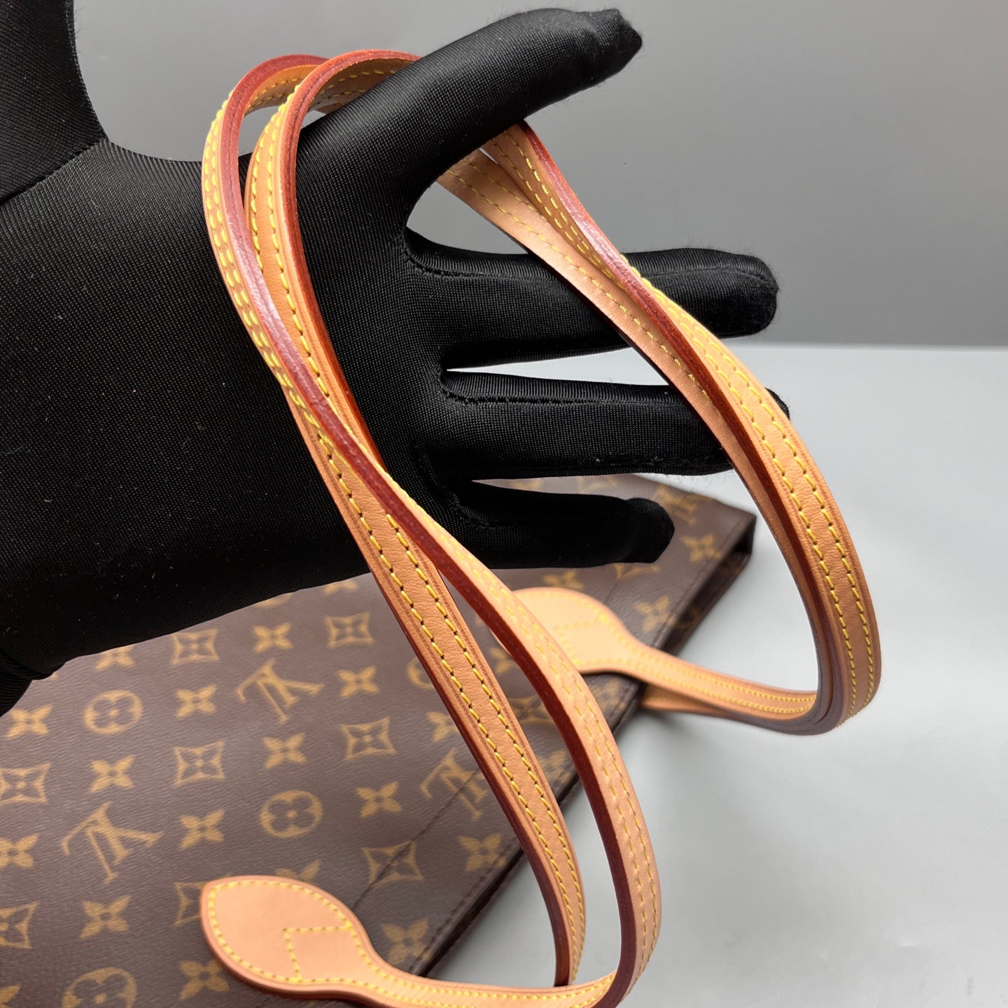 Louis Vuitton - Carry It Tote - Leather - Brown - (Medium)