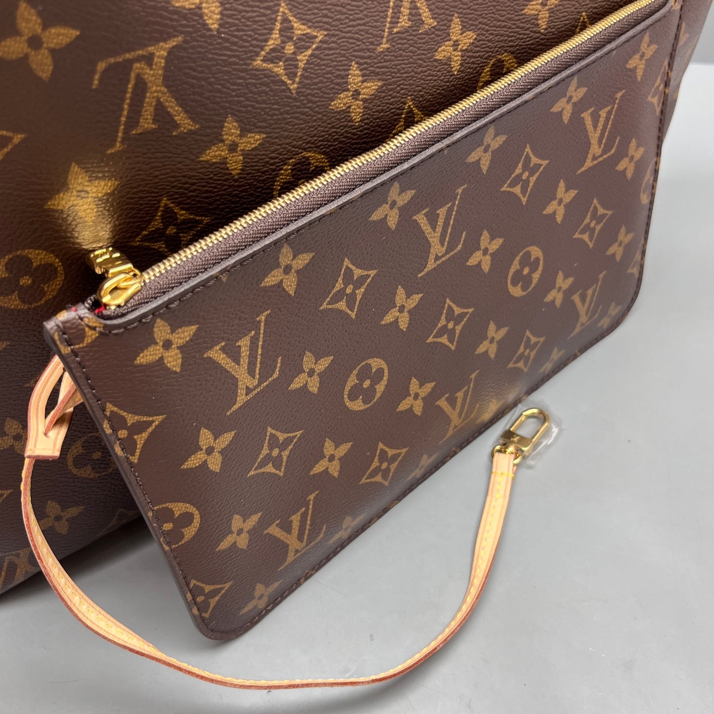 Louis Vuitton - Carry It Tote - Leather - Brown - (Medium)