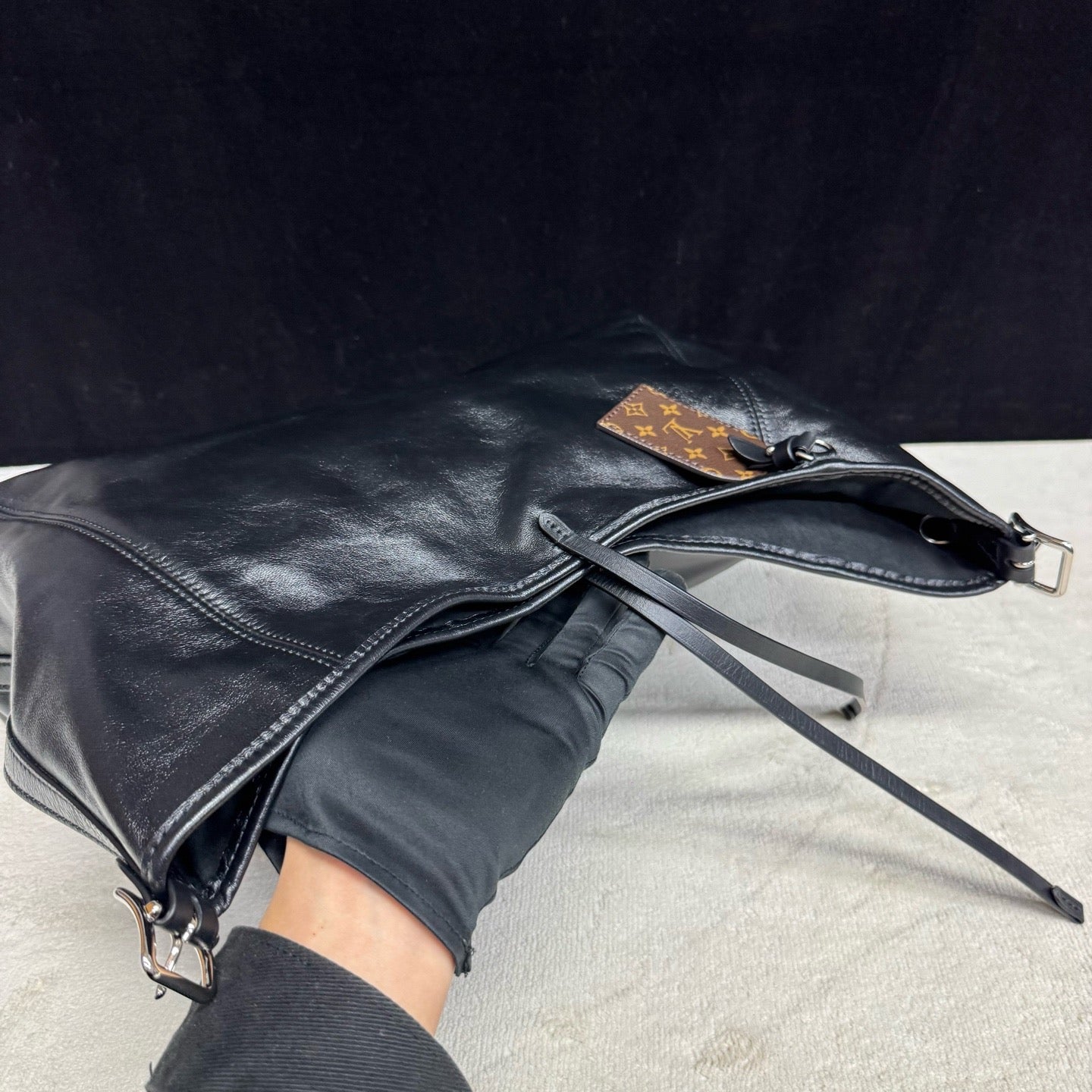 Louis Vuitton - Carryall - Leather - Black - (Medium)