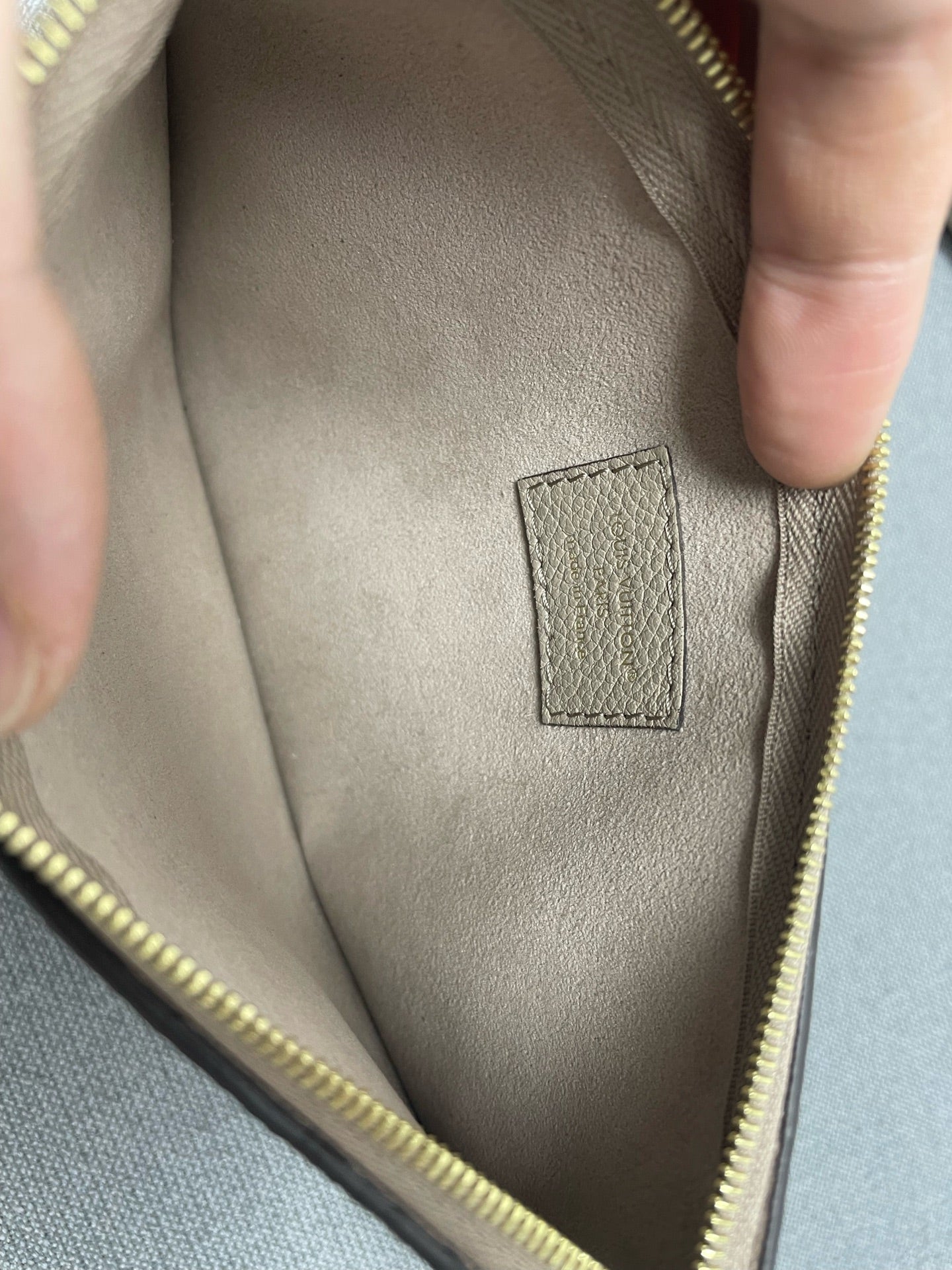 Louis Vuitton - Carryall - Leather - Grey - (small)
