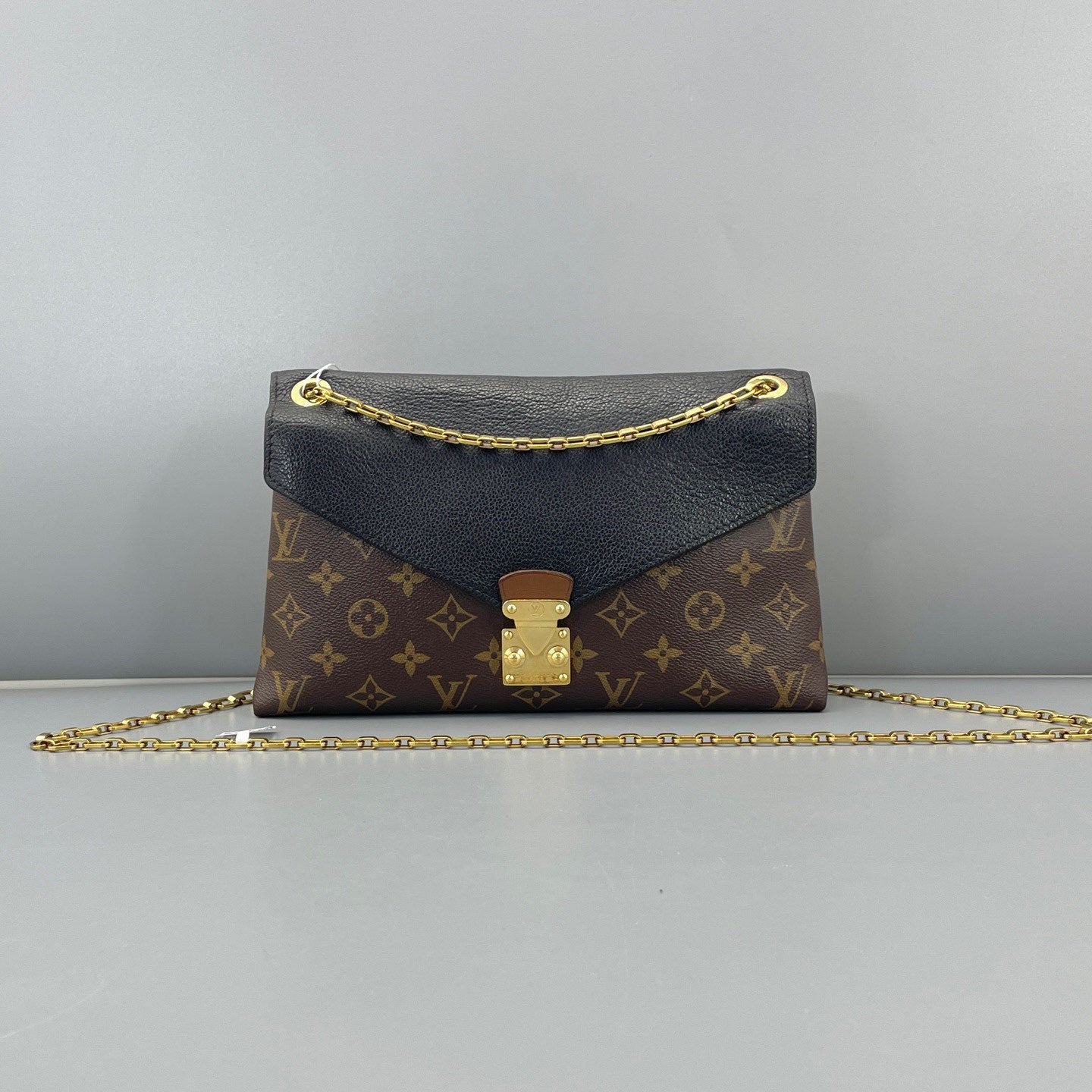 Louis Vuitton - Chain Louise - Monogram coated canvas and grained leather - Monogram Brown with Black flap and Gold-tone hardware - (Small)
