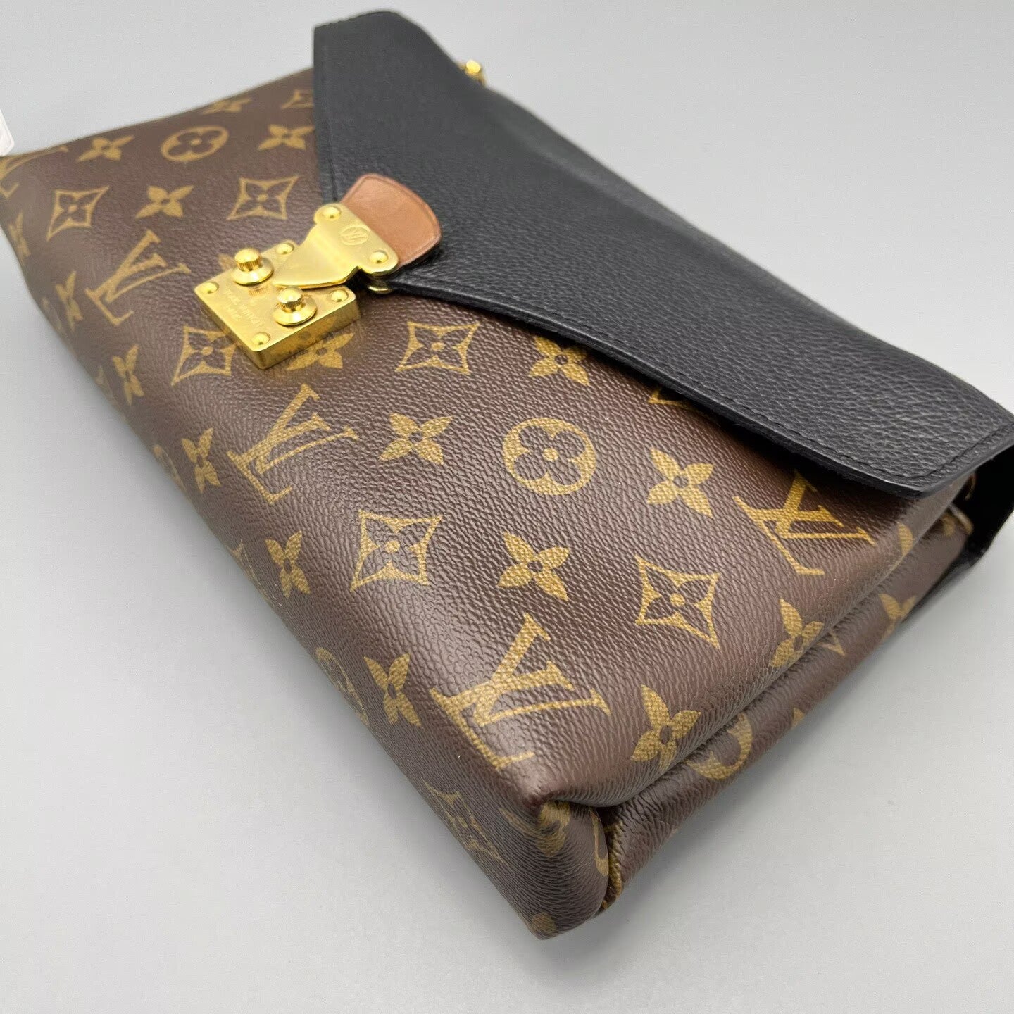 Louis Vuitton - Chain Louise - Monogram coated canvas and grained leather - Monogram Brown with Black flap and Gold-tone hardware - (Small)