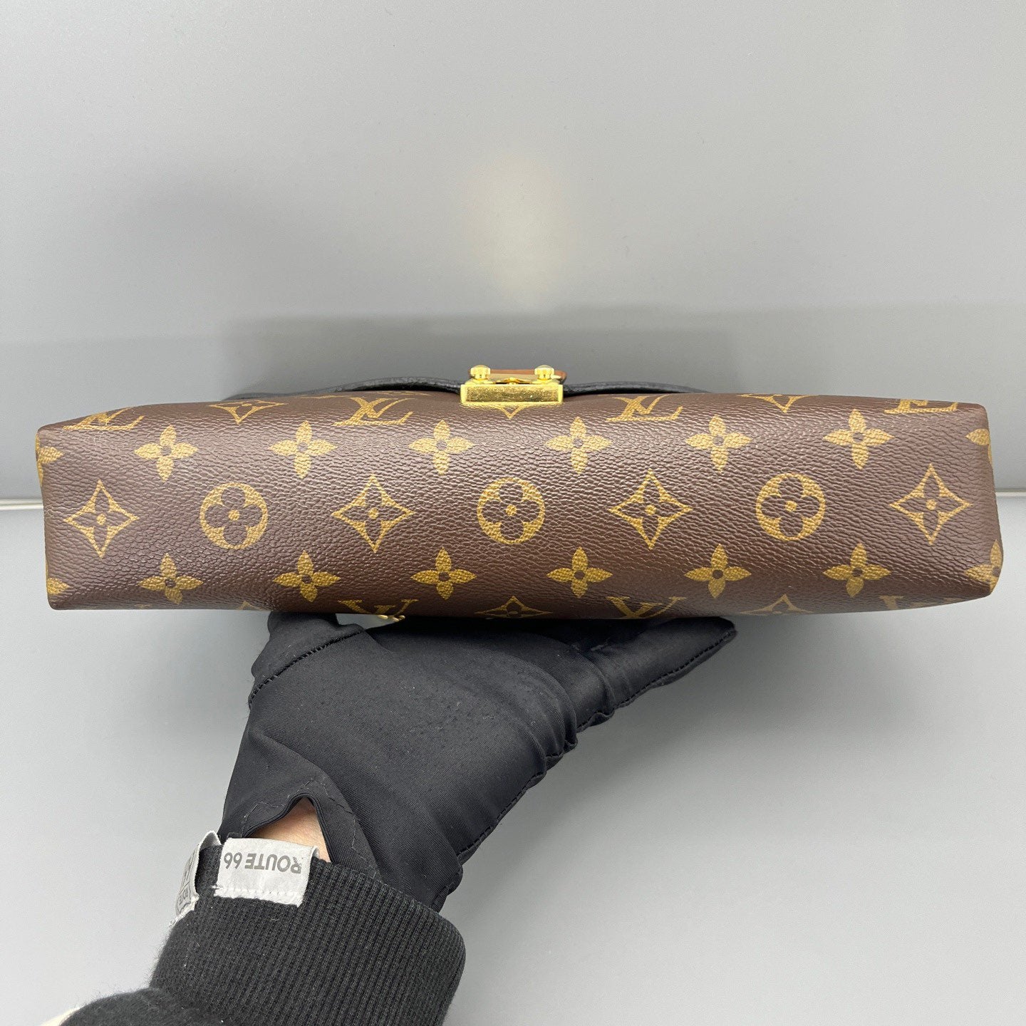 Louis Vuitton - Chain Louise - Monogram coated canvas and grained leather - Monogram Brown with Black flap and Gold-tone hardware - (Small)