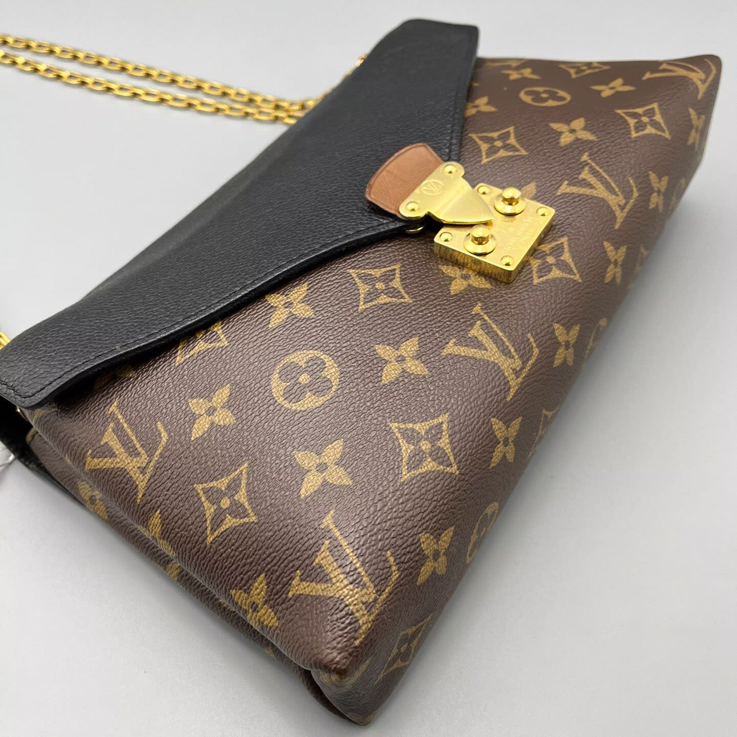 Louis Vuitton - Chain Louise - Monogram coated canvas and grained leather - Monogram Brown with Black flap and Gold-tone hardware - (Small)