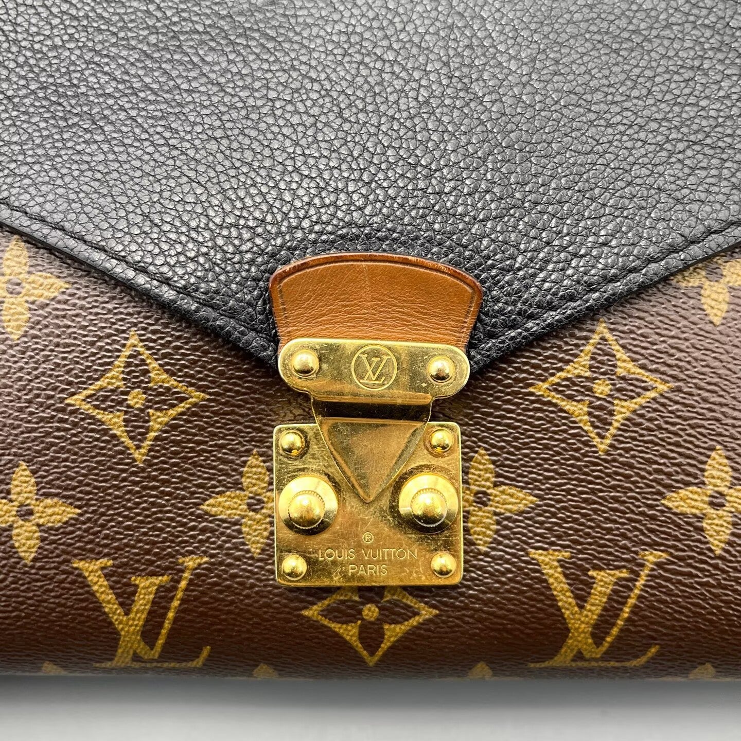 Louis Vuitton - Chain Louise - Monogram coated canvas and grained leather - Monogram Brown with Black flap and Gold-tone hardware - (Small)