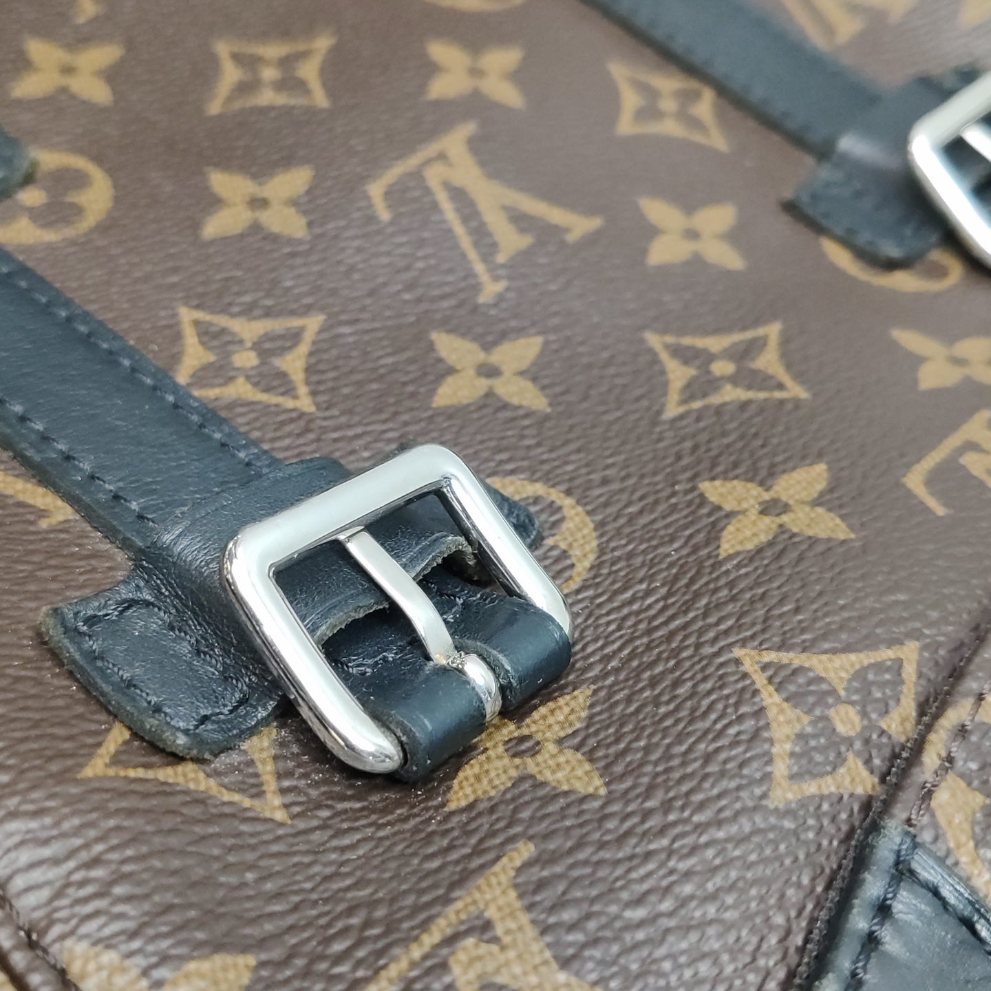 Louis Vuitton - Christopher - Leather - Brown - (medium)