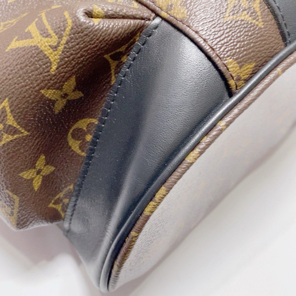 Louis Vuitton - Christopher Monogram Backpack - Monogram coated canvas with black cowhide leather trim - Brown - (Medium)