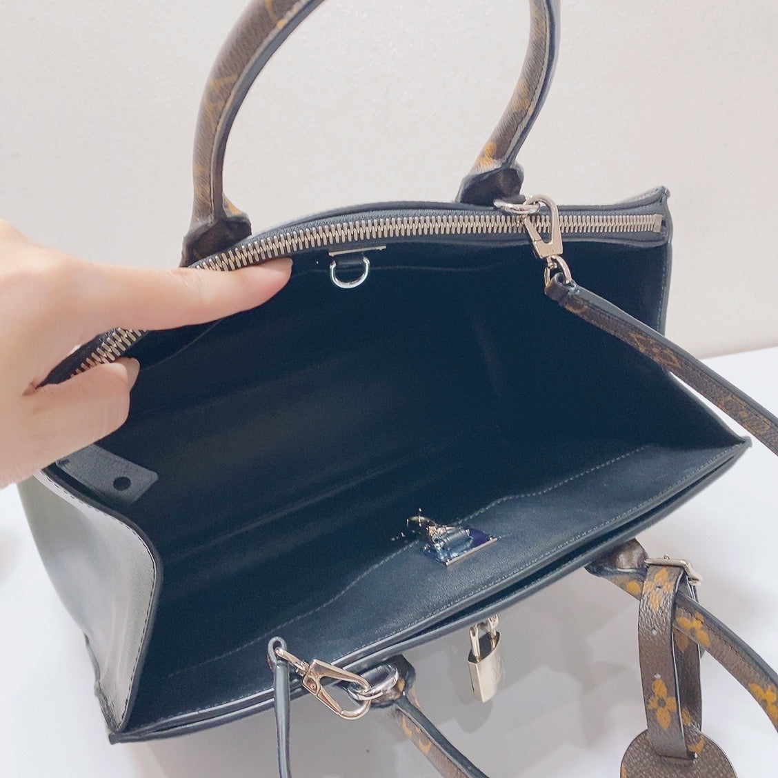 Louis Vuitton - City Steamer - Leather - Black - (medium)