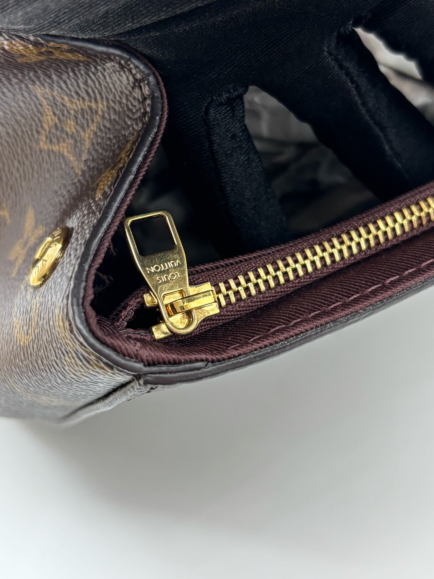 Louis Vuitton - Cluny - Cloth - Brown - (medium)