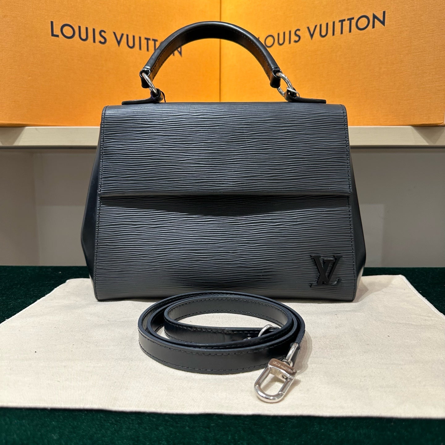 Louis Vuitton - Cluny - Epi leather - Black - (Medium)