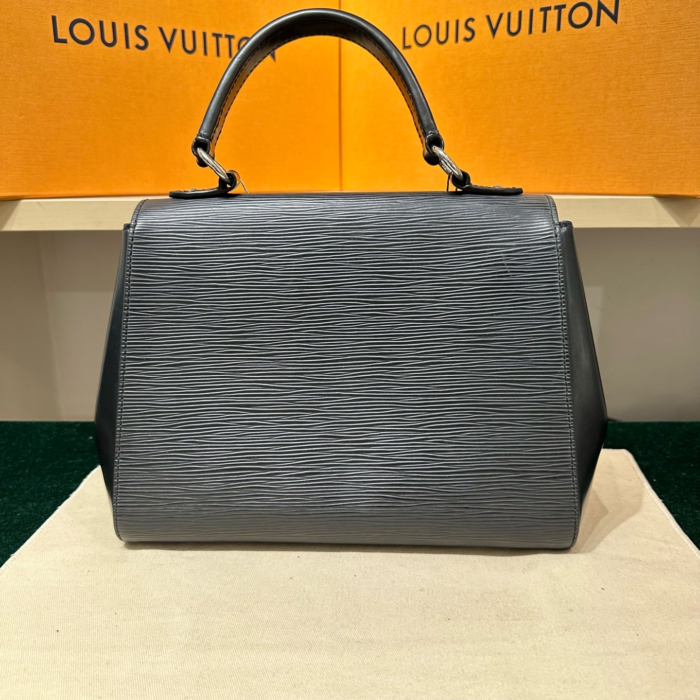 Louis Vuitton - Cluny - Epi leather - Black - (Medium)