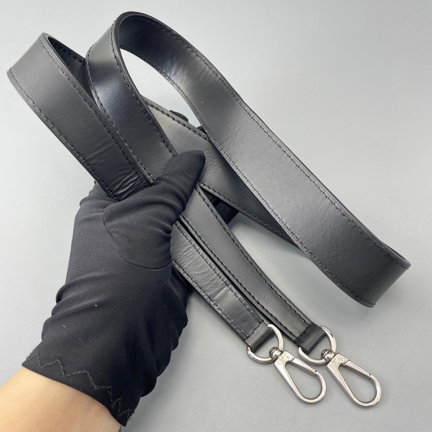 Louis Vuitton - Cluny - Leather - Black - (medium)