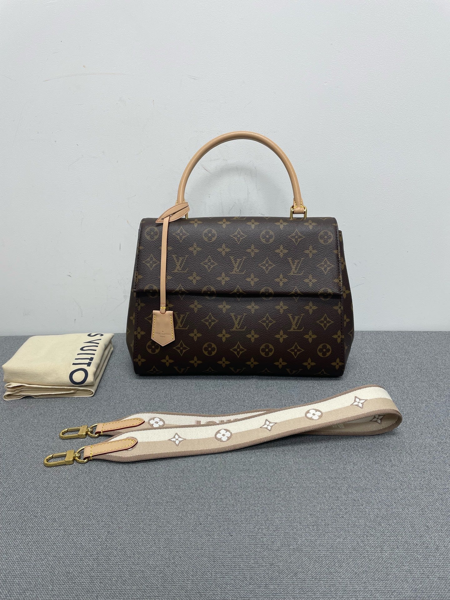 Louis Vuitton - Cluny - Leather - Brown - (medium)