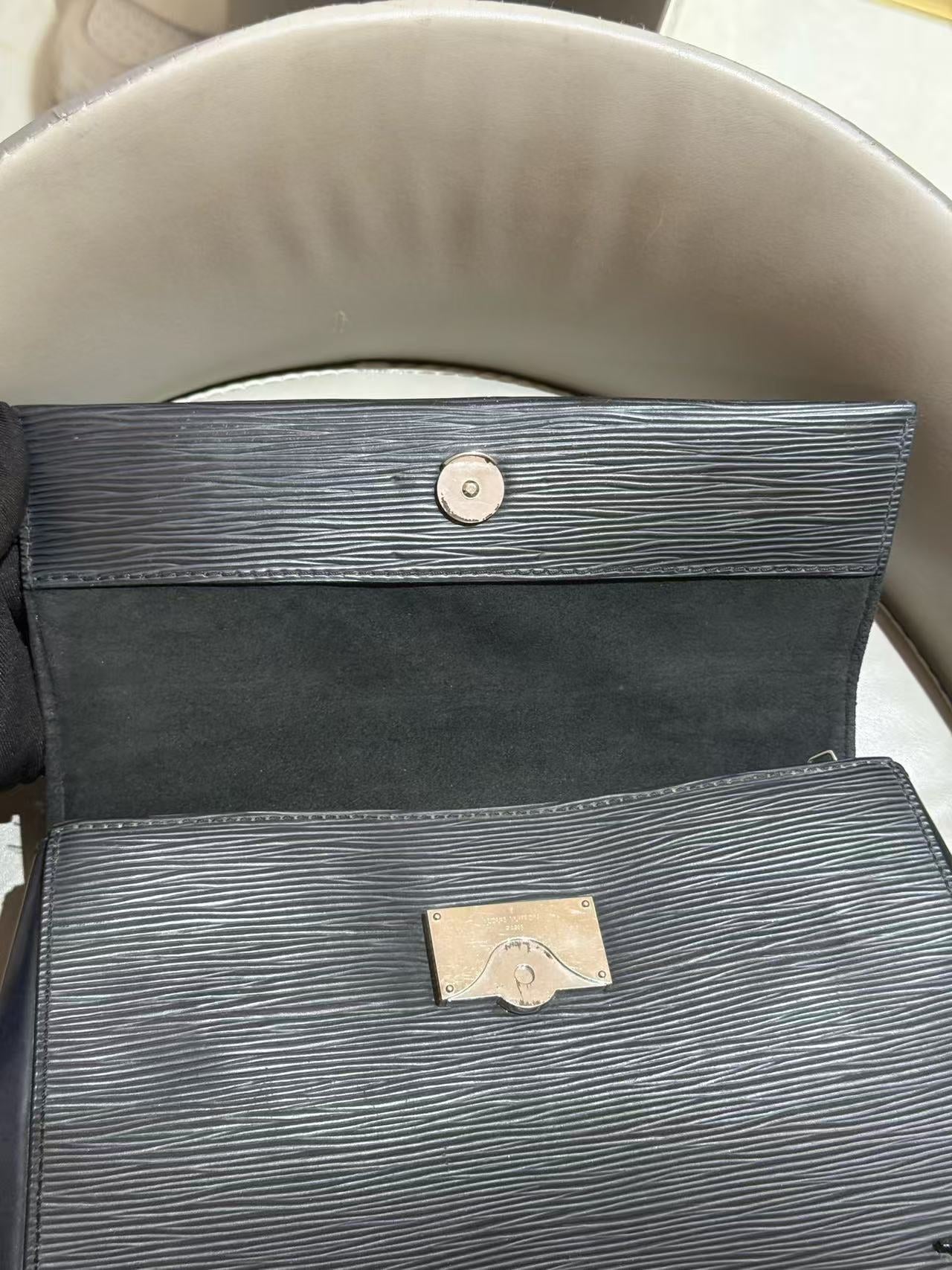 Louis Vuitton - Cluny MM - Epi leather - Black - (medium)