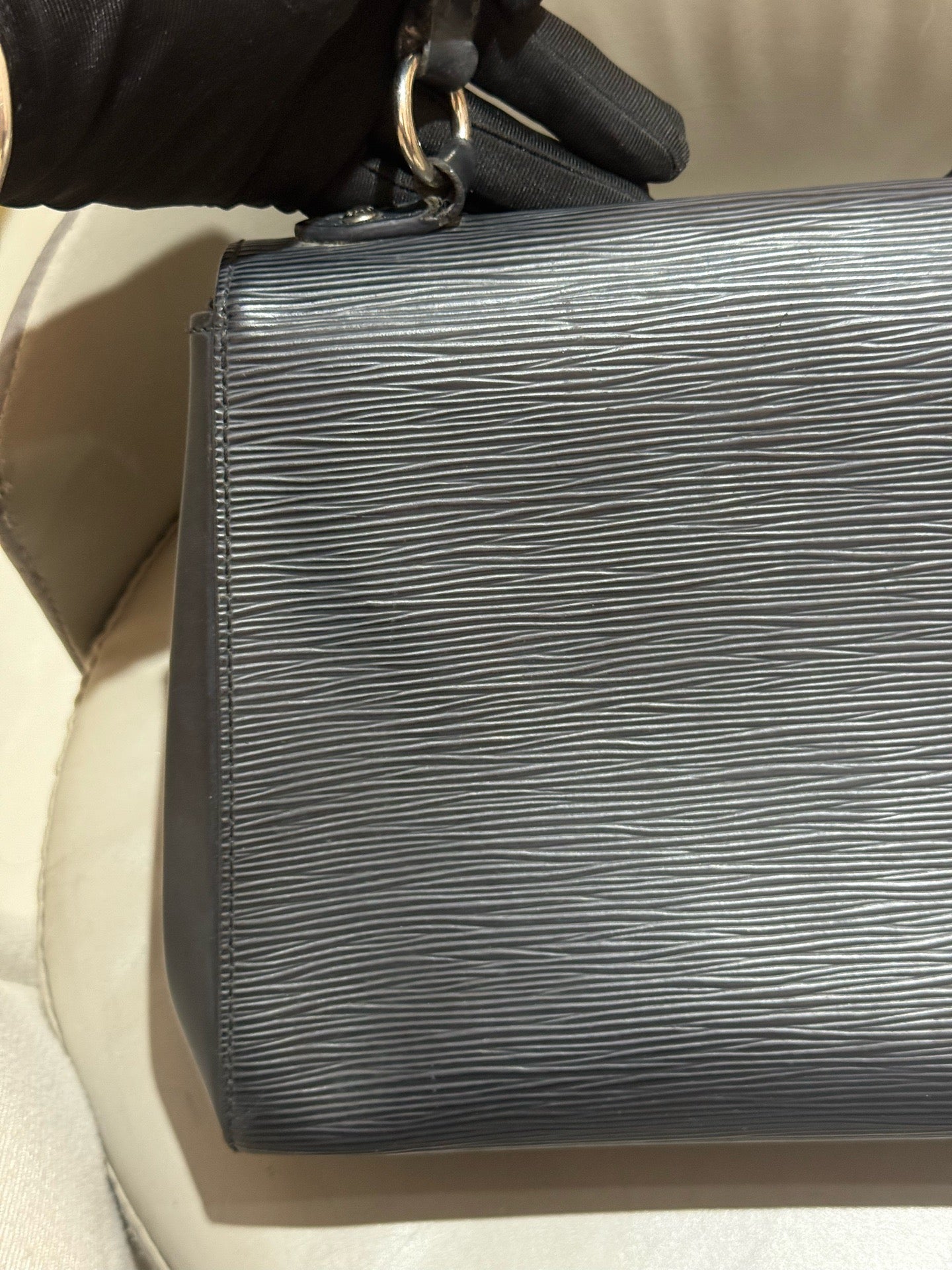 Louis Vuitton - Cluny MM - Epi leather - Black - (medium)