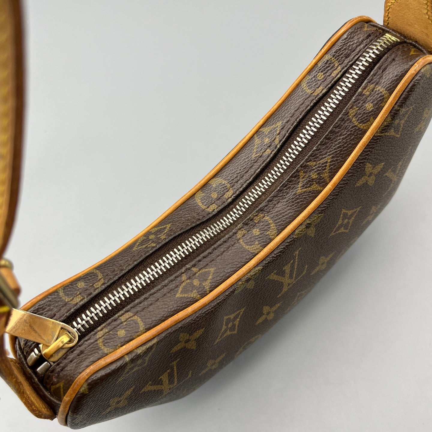 Louis Vuitton - Croissant - Leather - Brown - (small)