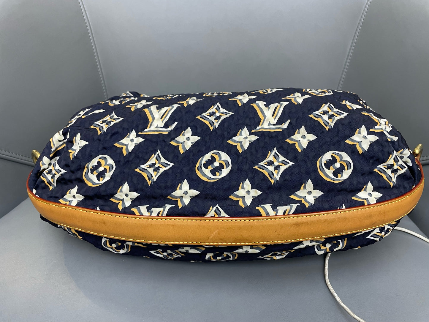 Louis Vuitton - Cruise Knot Hobo Phantom Monogram - Quilted synthetic textile with Monogram pattern, natural cowhide leather (Vachetta) trim, and cotton rope handles - Navy with Multicolour Monogram - (medium)