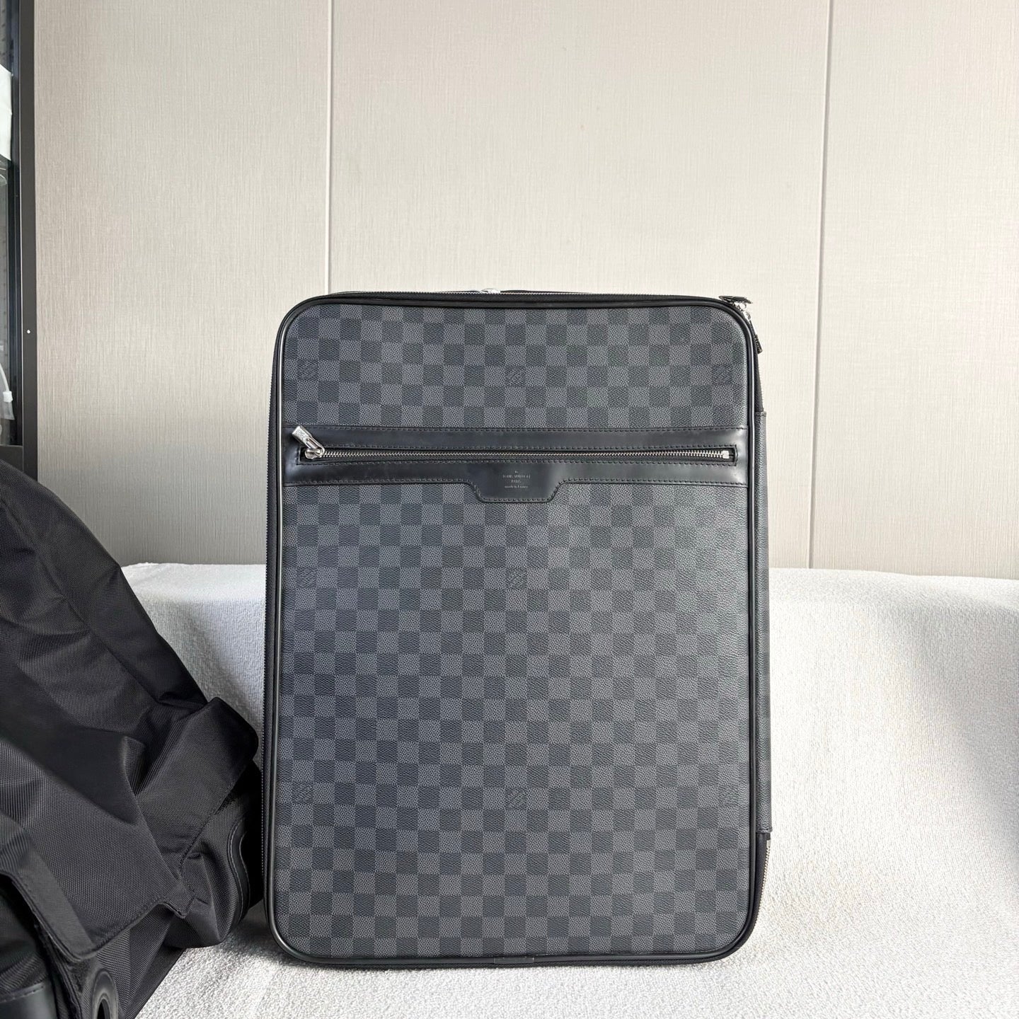 Louis Vuitton - Damier Graphite Rolling Suitcase - Coated Canvas - Black - (large)