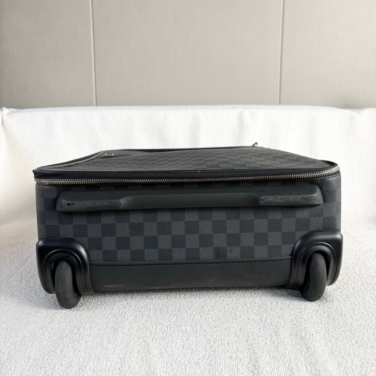 Louis Vuitton - Damier Graphite Rolling Suitcase - Coated Canvas - Black - (large)