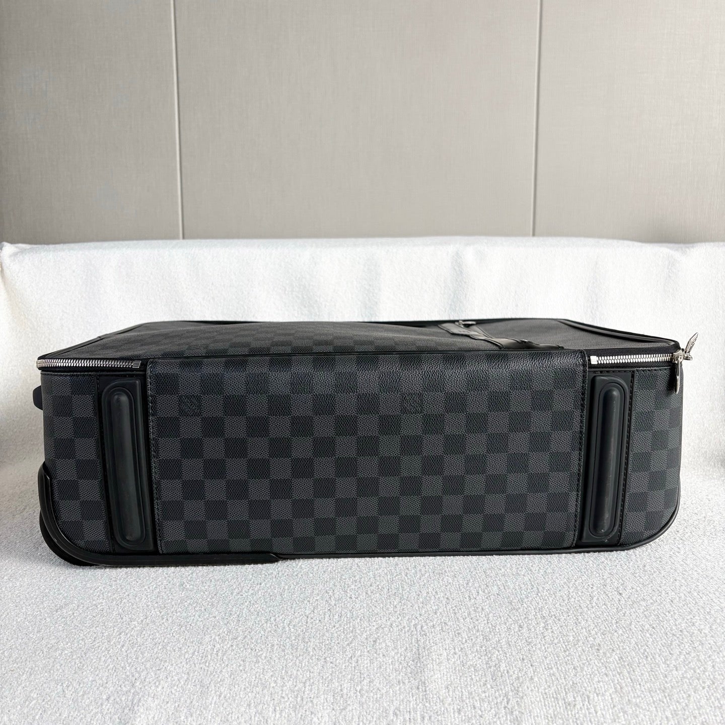 Louis Vuitton - Damier Graphite Rolling Suitcase - Coated Canvas - Black - (large)
