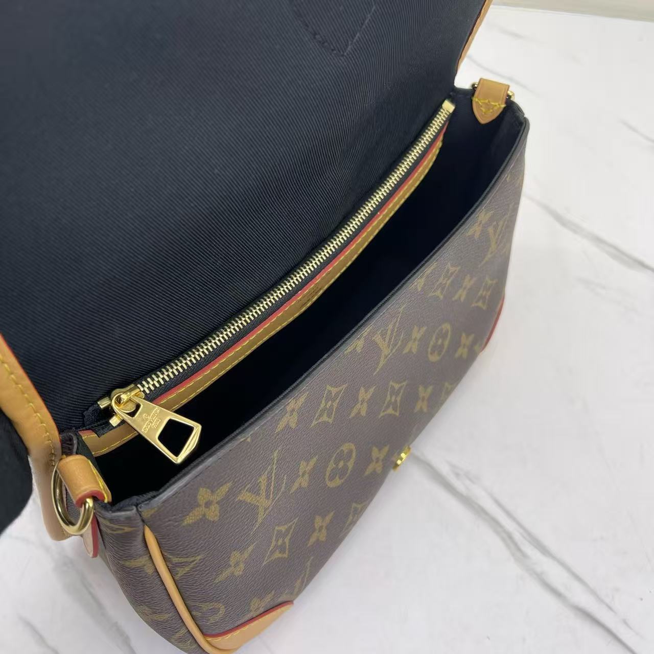 Louis Vuitton - Diane Baguette - Monogram canvas with vachetta leather trim - Brown - (small)