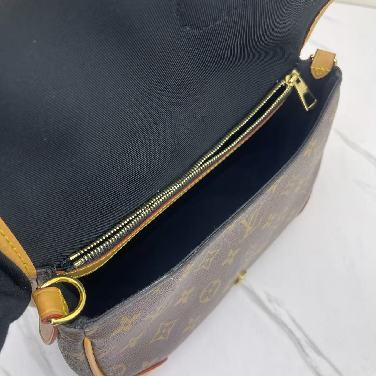 Louis Vuitton - Diane - Monogram coated canvas with natural Vachetta leather trim - Brown - (medium)