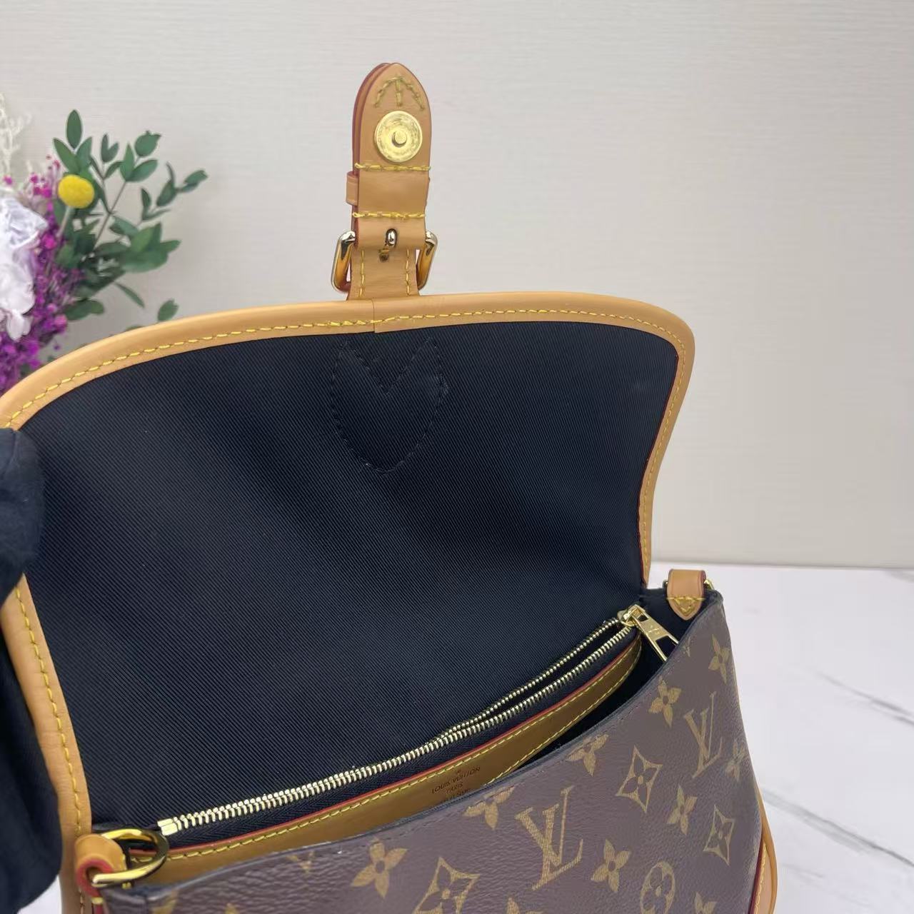 Louis Vuitton - Diane - Monogram coated canvas with natural Vachetta leather trim - Brown - (medium)