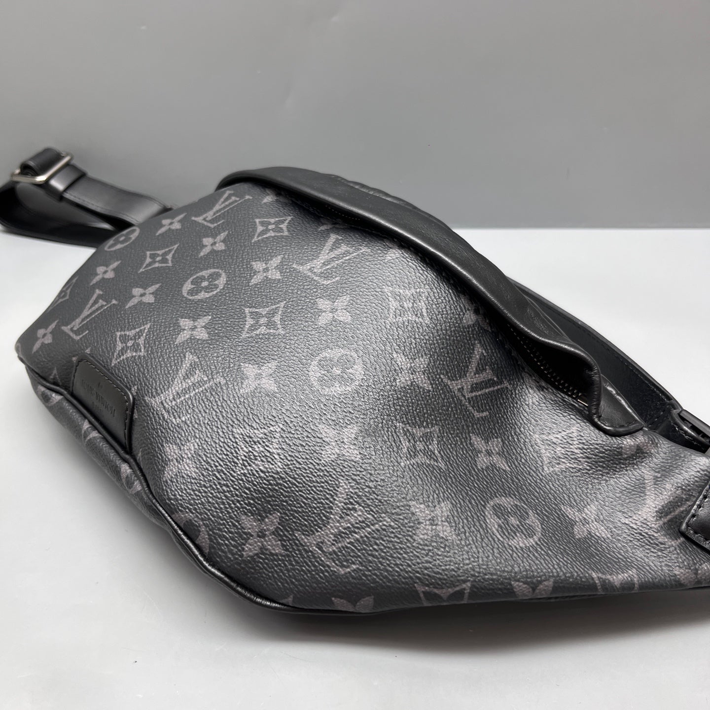 Louis Vuitton - Discover Bumbag - Synthetic - Black - (medium)