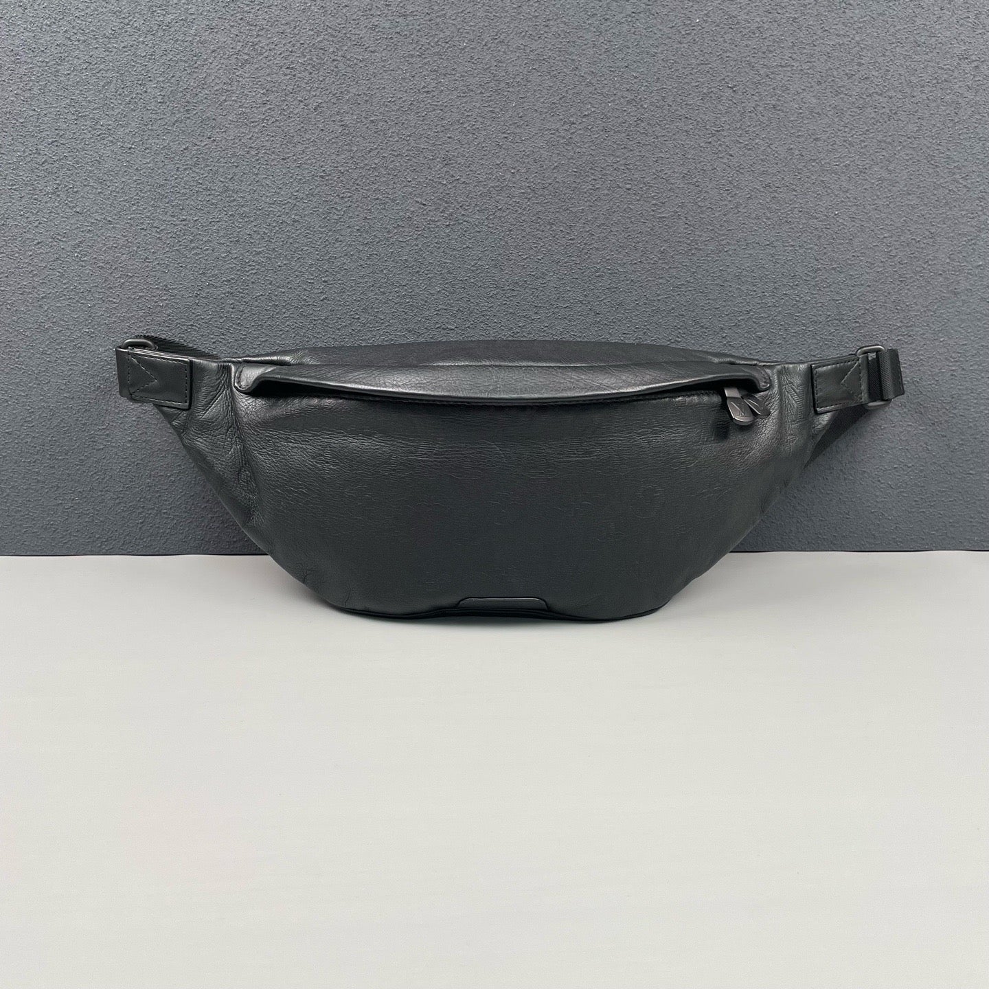 Louis Vuitton - Discovery Bumbag - Full embossed leather - Black - (medium)